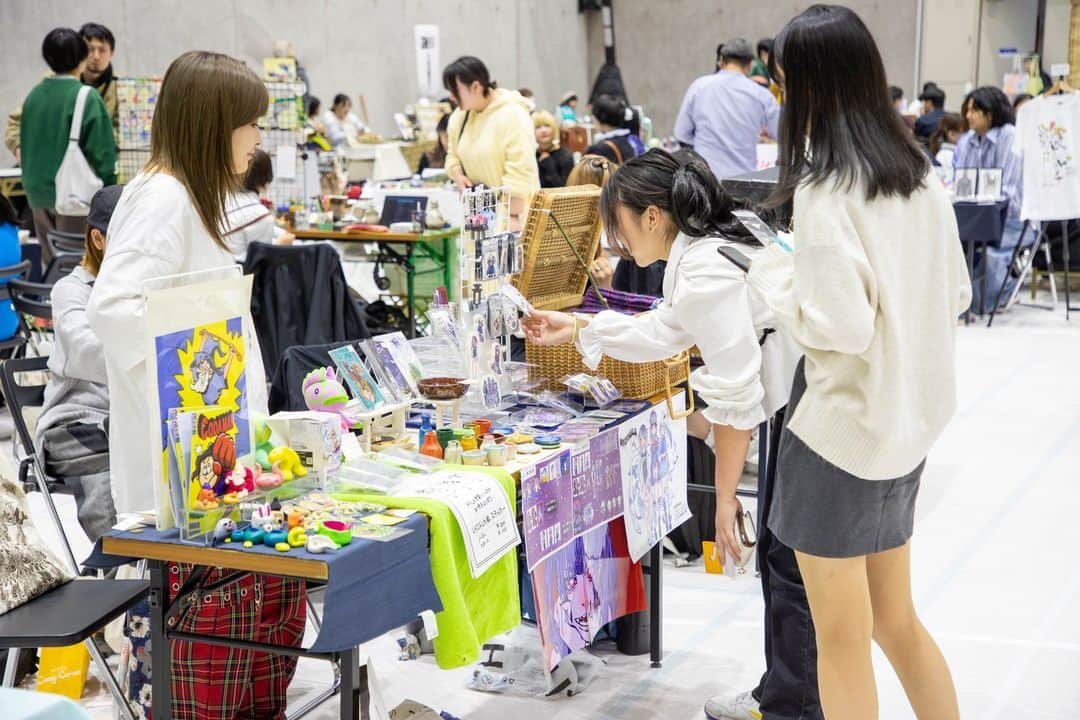 東京造形大学 Tokyo Zokei Universityさんのインスタグラム写真 - (東京造形大学 Tokyo Zokei UniversityInstagram)「_ CS祭開催御礼🙏  10/13（金）より3日間、2023年度CS祭（芸術祭）が開催されました🎈 大変多くの方々にご来場いただき、ありがとうございました😊 マーケットやフードコート、作品展示、ライブなど、どれも大盛況に終わりました🛍️🧑‍🤝‍🧑  来年度も皆様のお越しを心よりお待ちしています❗  #東京造形大学 #デザイン #美術 #美大 #美術大学 #芸術祭 #学園祭 #イベント #お祭り #展示 #フードコート #屋台 #マーケット #雑貨販売 #ハンドメイド #ありがとうございました #tokyozokeiuniversity #design #art #artuniversity #artfestival #festival #event #exhibition #foodstands #market #handmade」10月16日 13時52分 - tokyo_zokei_univ_official