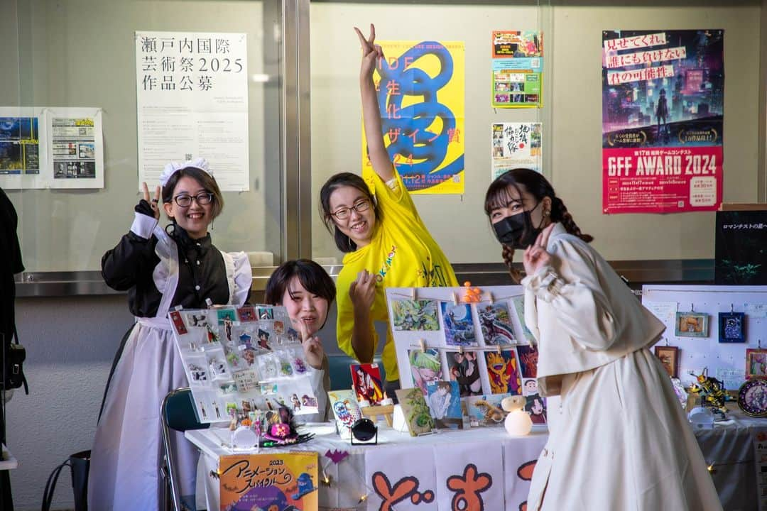 東京造形大学 Tokyo Zokei Universityさんのインスタグラム写真 - (東京造形大学 Tokyo Zokei UniversityInstagram)「_ CS祭開催御礼🙏  10/13（金）より3日間、2023年度CS祭（芸術祭）が開催されました🎈 大変多くの方々にご来場いただき、ありがとうございました😊 マーケットやフードコート、作品展示、ライブなど、どれも大盛況に終わりました🛍️🧑‍🤝‍🧑  来年度も皆様のお越しを心よりお待ちしています❗  #東京造形大学 #デザイン #美術 #美大 #美術大学 #芸術祭 #学園祭 #イベント #お祭り #展示 #フードコート #屋台 #マーケット #雑貨販売 #ハンドメイド #ありがとうございました #tokyozokeiuniversity #design #art #artuniversity #artfestival #festival #event #exhibition #foodstands #market #handmade」10月16日 13時52分 - tokyo_zokei_univ_official