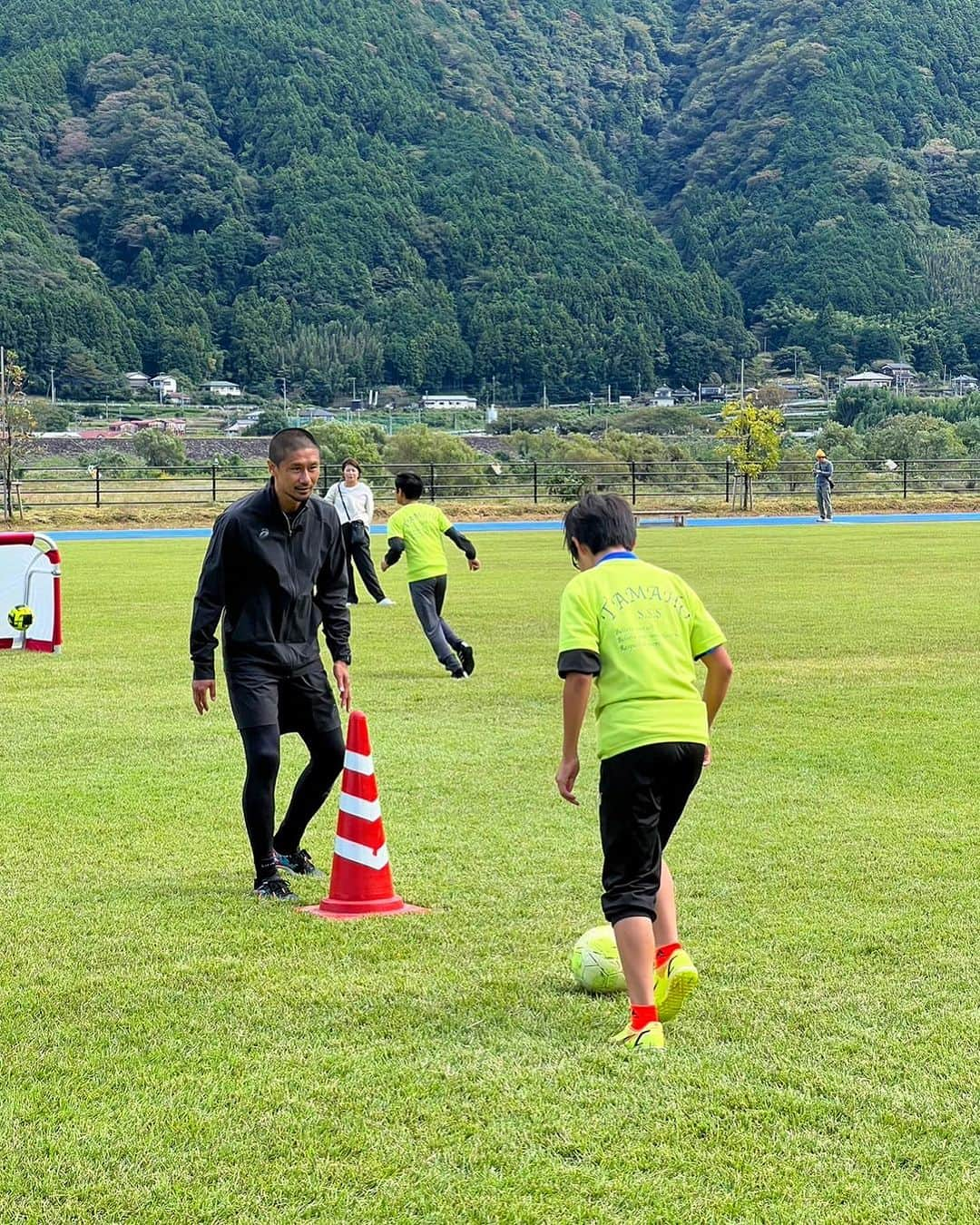 坪井慶介さんのインスタグラム写真 - (坪井慶介Instagram)「山梨県南部町の「アルカディアフェスタ2023」にスポーツブースのゲストとして招いてもらいました〜 #鈴木啓太 と一緒にサッカー教室⚽️ 南部町の豊かな自然の中で、良い空気をすながら､子供達と楽しくボールさわれました‼️‼️ トークコーナーでは、なかなか専門的な質問が出て、啓太と熱弁😁 子供達のサッカーが上手くなりたい意欲を感じ、感激🌚  #山梨県  #南部町  #アルカディア南部総合公園  #アルカディアフェスタ2023  #サッカー教室  #サッカーキョウシツボイ  #今回も全力  #全力中年  #デモンストレーション で #スライディング  #スライディングボイ  南部町の皆さん #ありがとうございました  #感謝」10月16日 13時55分 - keisuke_tsuboi0916