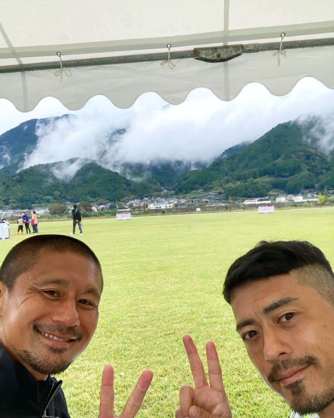 坪井慶介さんのインスタグラム写真 - (坪井慶介Instagram)「山梨県南部町の「アルカディアフェスタ2023」にスポーツブースのゲストとして招いてもらいました〜 #鈴木啓太 と一緒にサッカー教室⚽️ 南部町の豊かな自然の中で、良い空気をすながら､子供達と楽しくボールさわれました‼️‼️ トークコーナーでは、なかなか専門的な質問が出て、啓太と熱弁😁 子供達のサッカーが上手くなりたい意欲を感じ、感激🌚  #山梨県  #南部町  #アルカディア南部総合公園  #アルカディアフェスタ2023  #サッカー教室  #サッカーキョウシツボイ  #今回も全力  #全力中年  #デモンストレーション で #スライディング  #スライディングボイ  南部町の皆さん #ありがとうございました  #感謝」10月16日 13時55分 - keisuke_tsuboi0916