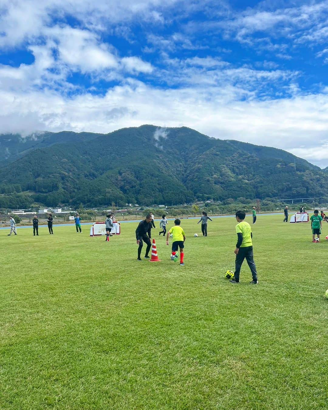 坪井慶介さんのインスタグラム写真 - (坪井慶介Instagram)「山梨県南部町の「アルカディアフェスタ2023」にスポーツブースのゲストとして招いてもらいました〜 #鈴木啓太 と一緒にサッカー教室⚽️ 南部町の豊かな自然の中で、良い空気をすながら､子供達と楽しくボールさわれました‼️‼️ トークコーナーでは、なかなか専門的な質問が出て、啓太と熱弁😁 子供達のサッカーが上手くなりたい意欲を感じ、感激🌚  #山梨県  #南部町  #アルカディア南部総合公園  #アルカディアフェスタ2023  #サッカー教室  #サッカーキョウシツボイ  #今回も全力  #全力中年  #デモンストレーション で #スライディング  #スライディングボイ  南部町の皆さん #ありがとうございました  #感謝」10月16日 13時55分 - keisuke_tsuboi0916