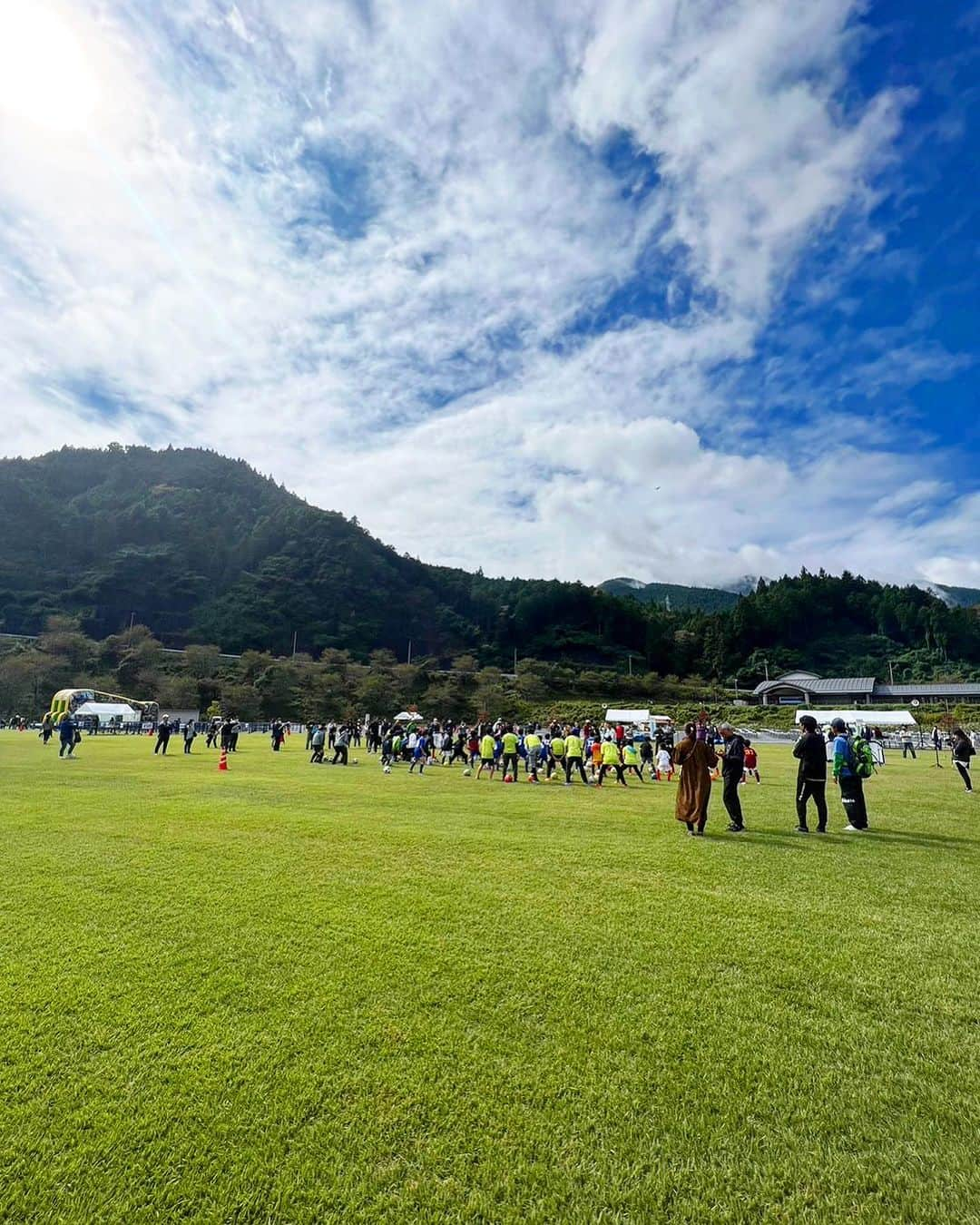 坪井慶介さんのインスタグラム写真 - (坪井慶介Instagram)「山梨県南部町の「アルカディアフェスタ2023」にスポーツブースのゲストとして招いてもらいました〜 #鈴木啓太 と一緒にサッカー教室⚽️ 南部町の豊かな自然の中で、良い空気をすながら､子供達と楽しくボールさわれました‼️‼️ トークコーナーでは、なかなか専門的な質問が出て、啓太と熱弁😁 子供達のサッカーが上手くなりたい意欲を感じ、感激🌚  #山梨県  #南部町  #アルカディア南部総合公園  #アルカディアフェスタ2023  #サッカー教室  #サッカーキョウシツボイ  #今回も全力  #全力中年  #デモンストレーション で #スライディング  #スライディングボイ  南部町の皆さん #ありがとうございました  #感謝」10月16日 13時55分 - keisuke_tsuboi0916