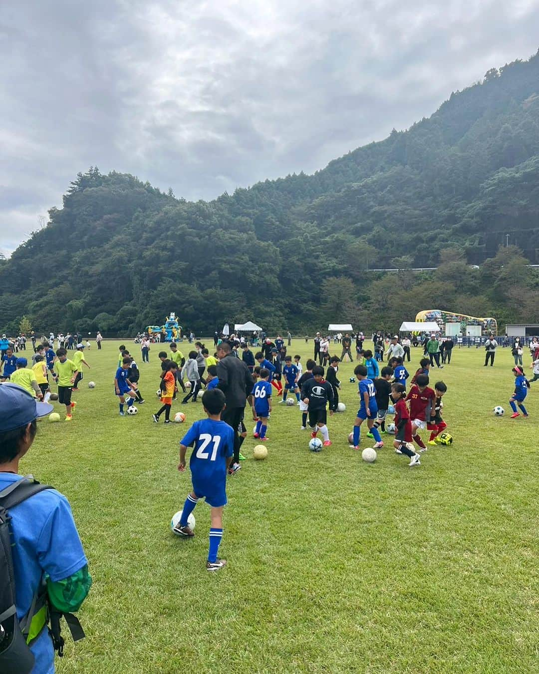 坪井慶介さんのインスタグラム写真 - (坪井慶介Instagram)「山梨県南部町の「アルカディアフェスタ2023」にスポーツブースのゲストとして招いてもらいました〜 #鈴木啓太 と一緒にサッカー教室⚽️ 南部町の豊かな自然の中で、良い空気をすながら､子供達と楽しくボールさわれました‼️‼️ トークコーナーでは、なかなか専門的な質問が出て、啓太と熱弁😁 子供達のサッカーが上手くなりたい意欲を感じ、感激🌚  #山梨県  #南部町  #アルカディア南部総合公園  #アルカディアフェスタ2023  #サッカー教室  #サッカーキョウシツボイ  #今回も全力  #全力中年  #デモンストレーション で #スライディング  #スライディングボイ  南部町の皆さん #ありがとうございました  #感謝」10月16日 13時55分 - keisuke_tsuboi0916