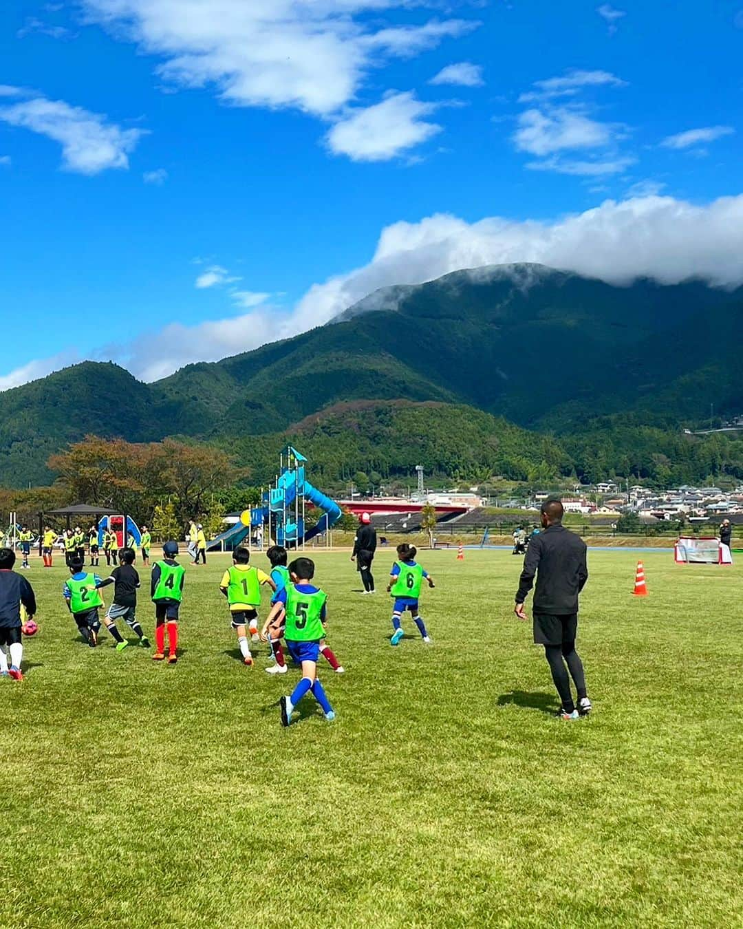 坪井慶介さんのインスタグラム写真 - (坪井慶介Instagram)「山梨県南部町の「アルカディアフェスタ2023」にスポーツブースのゲストとして招いてもらいました〜 #鈴木啓太 と一緒にサッカー教室⚽️ 南部町の豊かな自然の中で、良い空気をすながら､子供達と楽しくボールさわれました‼️‼️ トークコーナーでは、なかなか専門的な質問が出て、啓太と熱弁😁 子供達のサッカーが上手くなりたい意欲を感じ、感激🌚  #山梨県  #南部町  #アルカディア南部総合公園  #アルカディアフェスタ2023  #サッカー教室  #サッカーキョウシツボイ  #今回も全力  #全力中年  #デモンストレーション で #スライディング  #スライディングボイ  南部町の皆さん #ありがとうございました  #感謝」10月16日 13時55分 - keisuke_tsuboi0916