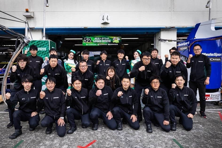 五十嵐みささんのインスタグラム写真 - (五十嵐みさInstagram)「. SUPER GT Rd.7 オートポリス戦🏎 52号車は見事優勝しました🏆🥇✨ なんとまさかの2連勝😭👏 . 川合選手が4番手からスタートしてすぐに2番手までに浮上し、気づけばあっという間にトップを走り続けていました！ 残り10周の頃には、2番手を走るマシンが近づきドキドキしてチェッカーを受けるまでがとても長く感じました。 そんななか最後まで吉田選手がトップを守り続けてくださいました🥺✨ 本当に最後までかっこよかった😳🍀 . 今回の優勝で、いよいよシリーズチャンピオンが目前となりました。 次回がもう最終戦なんだと思うと、いろんな感情が込み上げてきます💭 最後も笑顔で終われるよう、全力で応援し続けます📣 . 2日間ありがとうございました！ 来週末のSUPER耐久もよろしくお願いします🟢 . #SUPERGT#スーパーgt#埼玉トヨペット#greenbrave#埼玉トヨペットサポーターズ#レースクイーン#racequeen#52号車#grsupra#コスチューム#ポートレート#一眼レフ#サーキット#モータースポーツ#オートポリス#レース#優勝」10月16日 13時58分 - misa_1228