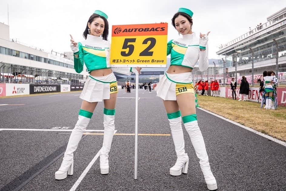 五十嵐みさのインスタグラム：「. SUPER GT Rd.7 オートポリス戦🏎 52号車は見事優勝しました🏆🥇✨ なんとまさかの2連勝😭👏 . 川合選手が4番手からスタートしてすぐに2番手までに浮上し、気づけばあっという間にトップを走り続けていました！ 残り10周の頃には、2番手を走るマシンが近づきドキドキしてチェッカーを受けるまでがとても長く感じました。 そんななか最後まで吉田選手がトップを守り続けてくださいました🥺✨ 本当に最後までかっこよかった😳🍀 . 今回の優勝で、いよいよシリーズチャンピオンが目前となりました。 次回がもう最終戦なんだと思うと、いろんな感情が込み上げてきます💭 最後も笑顔で終われるよう、全力で応援し続けます📣 . 2日間ありがとうございました！ 来週末のSUPER耐久もよろしくお願いします🟢 . #SUPERGT#スーパーgt#埼玉トヨペット#greenbrave#埼玉トヨペットサポーターズ#レースクイーン#racequeen#52号車#grsupra#コスチューム#ポートレート#一眼レフ#サーキット#モータースポーツ#オートポリス#レース#優勝」