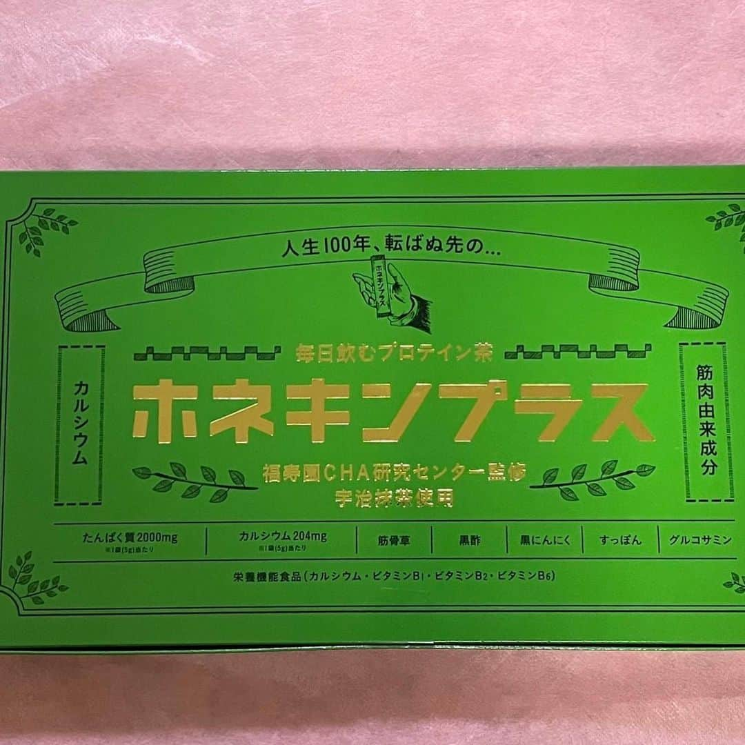 モモコさんのインスタグラム写真 - (モモコInstagram)「長男が勤めている会社からホネキンプラスという毎日飲むプロテイン茶が出ました❗️ 宇治抹茶、宇治ほうじ茶使用されてます。 福寿園CHA研究センター監修です❗️ 皆さんも是非どうぞ💓  #ハイヒールモモコ #👠 #👠🍑 #CHANEL #シャネラー #グルメ #アメブロ #YouTube #モモコ新聞  #ホネキンプラス #もしもファクトリー #プロテイン #プロテイン茶 #宇治抹茶 #宇治ほうじ茶」10月16日 14時05分 - highheel_momoko