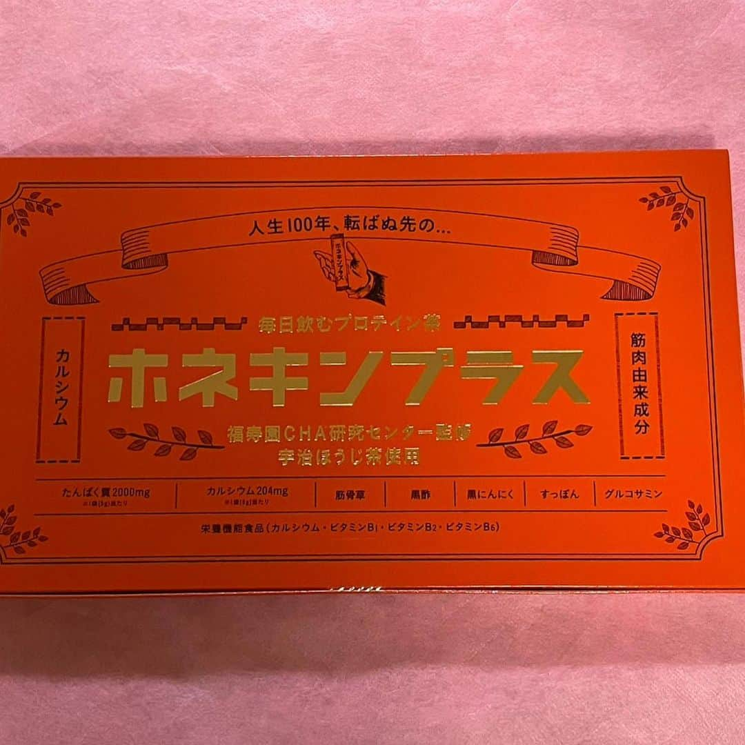 モモコさんのインスタグラム写真 - (モモコInstagram)「長男が勤めている会社からホネキンプラスという毎日飲むプロテイン茶が出ました❗️ 宇治抹茶、宇治ほうじ茶使用されてます。 福寿園CHA研究センター監修です❗️ 皆さんも是非どうぞ💓  #ハイヒールモモコ #👠 #👠🍑 #CHANEL #シャネラー #グルメ #アメブロ #YouTube #モモコ新聞  #ホネキンプラス #もしもファクトリー #プロテイン #プロテイン茶 #宇治抹茶 #宇治ほうじ茶」10月16日 14時05分 - highheel_momoko