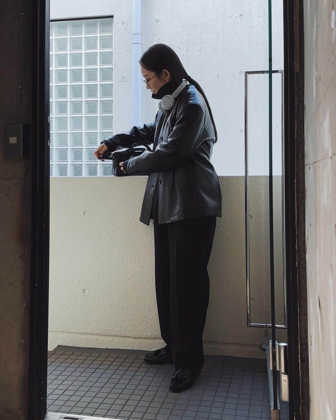 TOMOKAのインスタグラム：「展示会でオーダーしていたの やっとリアルに着れた✍️ @selenahelios_official」