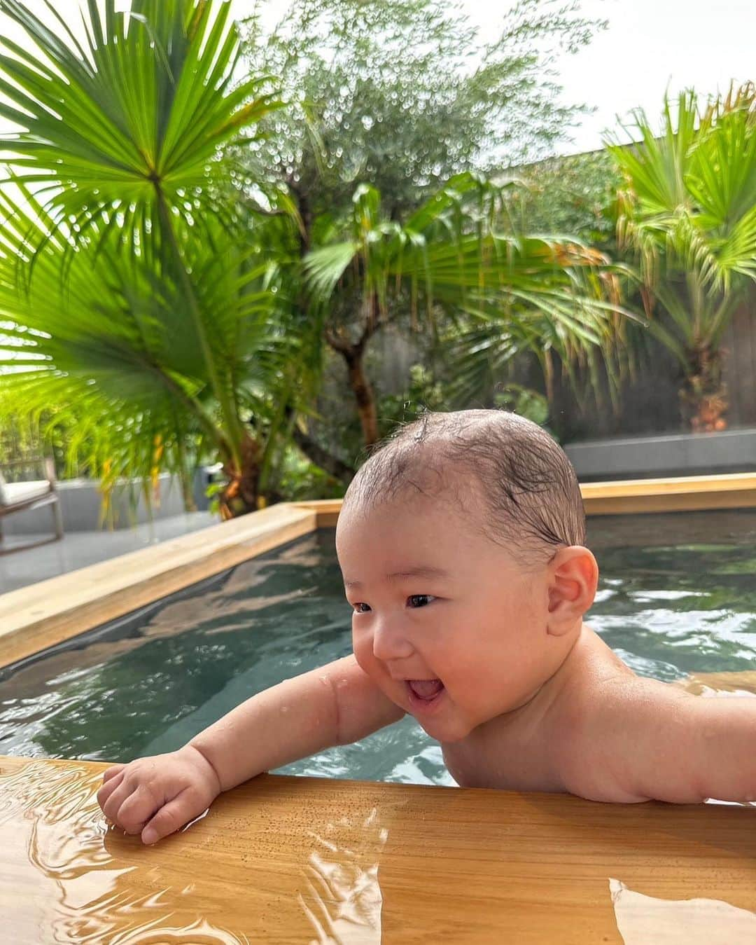 高橋美咲さんのインスタグラム写真 - (高橋美咲Instagram)「. 宮崎のおじいちゃん&おばあちゃん&ひいおばあちゃんと初対面してきました👶🏝🛩  非日常な時間を過ごせて サウナにも入れて 美味しい料理をいただいて 美味しいお酒も飲めて 大充実の3泊4日。  それと同時に、旅行ってもう自分のための時間じゃなくなったんだなと実感しました。  子供が喜んでくれるか、グズらないか、生活リズムを崩さないで過ごせるか、いつもよりもっと笑ってくれたらいいなとか🤔  なんか…大人になったなぁ私。笑 . . #子連れ旅行 #宮崎旅行 #サウナ旅 #家族旅行は珍道中」10月16日 14時06分 - misaki_saunner_