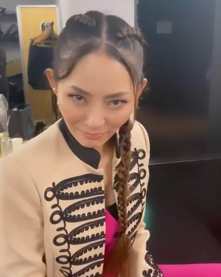 宮本美季のインスタグラム：「本番後の舞台裏❤️  本音ダダ漏れ🤣  #ありがとうございました #ミッケナナ #billboard横浜 #舞台裏 #本番直後 #15cmヒール #身長詐欺 #脚長効果 #めっちゃ靴ずれ」