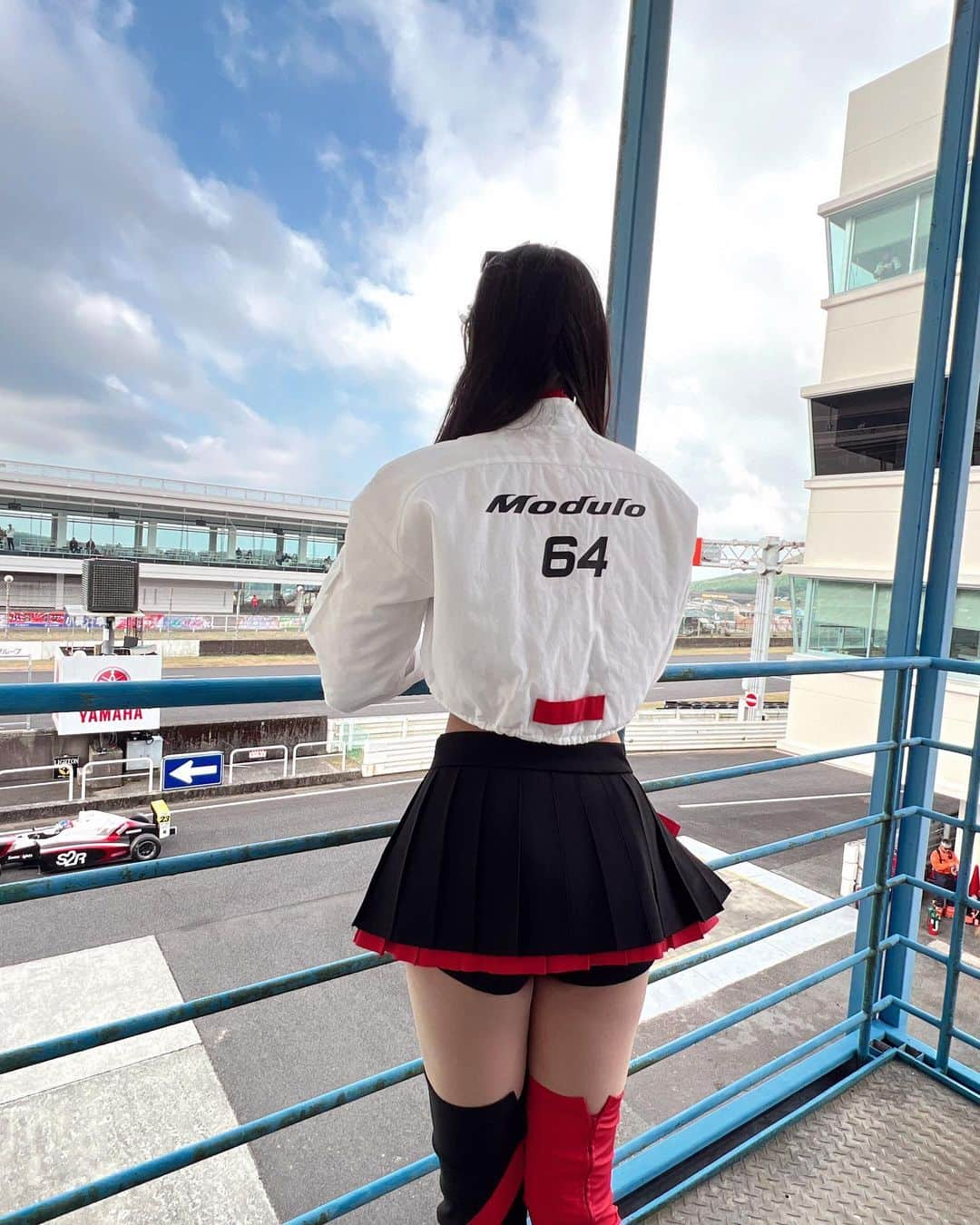 池永百合さんのインスタグラム写真 - (池永百合Instagram)「SUPERGT  Rd.7 オートポリス 二日間64号車への熱い応援ありがとうございました🔥  P15→P11 4つ順位を上げてのフィニッシュでした🏁  ピットイン後の第2スティントから特にタイムもよく 伊沢選手と太田選手の速くてかっこいい走りを見ることができました！！  ポイントにはあと一歩届きませんでしたが、無事に最後まで走り切ってくれて何よりです🙏  次戦は、最終戦の茂木。 引き続き64号車への応援宜しくお願いします🏁✨✨  今回は　#ピンクリボン運動 としてダンロップロゴがピンクになっていました🩷（写真５枚目） 私たちもピンク色のラバーバンドやバッジをつけていました🎀🎀  ３枚目は、私がクルマの中で好きなポイントの一つ翼端版です✨ 64ロゴがかっこいい😎😎  4枚目は、サクセスウェイト⚡️  みなさんはクルマのどこが好きですか？  #オートポリス #オートポリスサーキット #SUPERGT #Modulo64 #ModuloNakajimaRacimmg #Modulo #レースクイーン#raceqeen  #レースクイーンコスチューム #ショートパンツ #Moduloスマイル  #좋아요 #셀카 #팔로우 #얼스타그램　#일본 #귀여워 #카메라  #攝影 #旅遊攝影 #拍攝 #寫真 #攝影日記 #人像攝影」10月16日 14時18分 - ikenaga_yuri