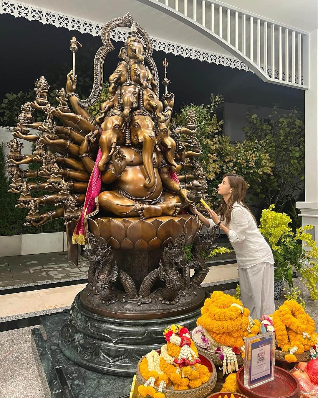ウィウ＝ワンナロット・ソンティチャイのインスタグラム：「ขอพรองค์พ่อและพระจันทร์🌝 รวมถึงไหว้ราหูด้วยเมื่อคืนนี้ ราศีมีนราหูย้ายเข้าเต็มๆเลยจ้าา😊 ปังๆๆๆๆแน่นอน สาธุ  กราบขอบพระคุณอ.เชียงในความรักความเมตตา🙏🏻🤍 @pannawish  #พระพิฆเนศ  #อาจารย์เชียง  #วันอมาวสี  #วันขอพรพระจันทร์  #ไหว้ราหูย้ายเข้าราศีเป็นศิริมงคลกับตัวเอง」