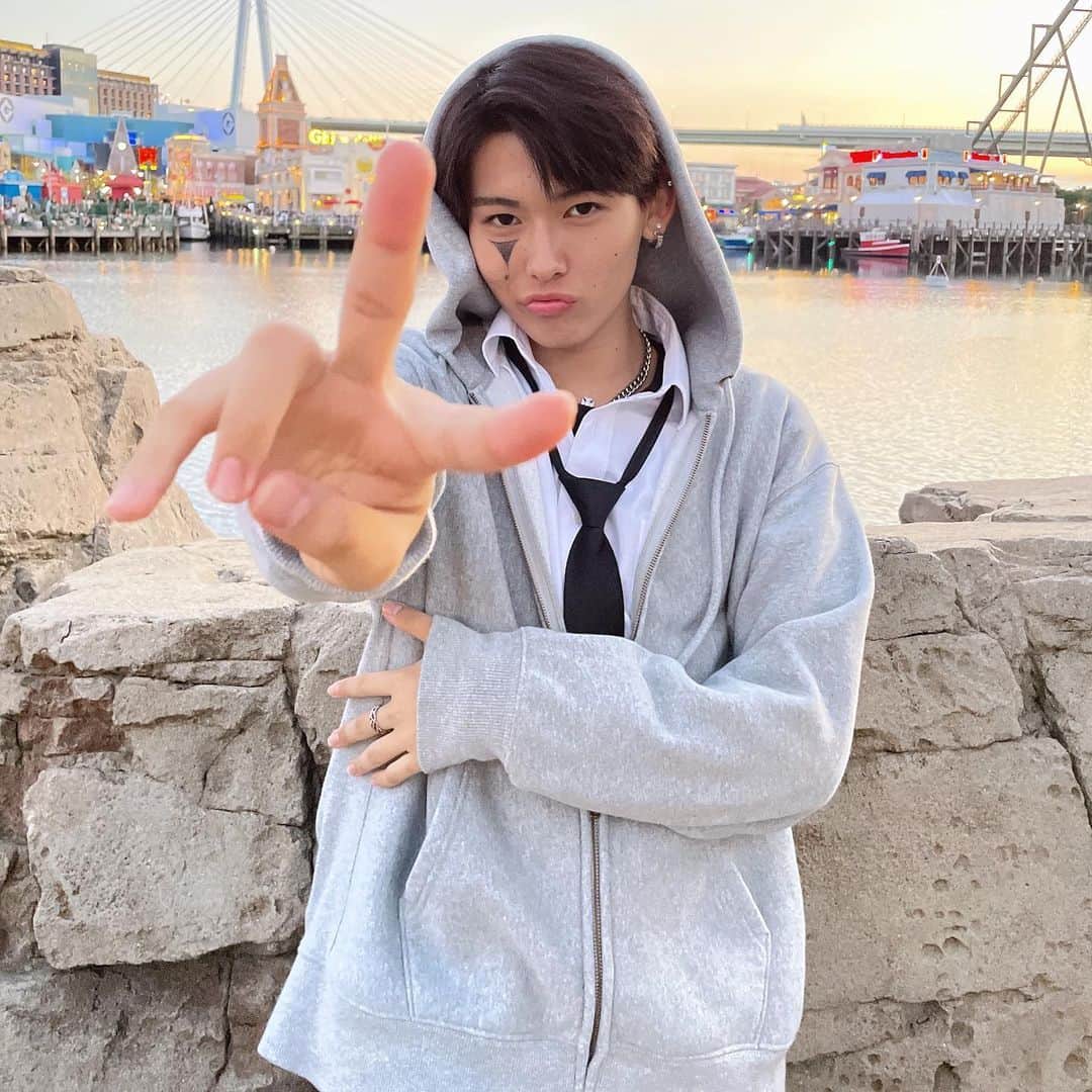 のインスタグラム：「来年からはユニバ行くこと減るからいまのうちに楽しまないとねーー✊  2枚目はハリドリの人に手振ってたら撮られてた笑  #今日好き#芝田祥伍#ユニバ」