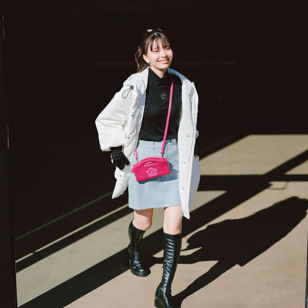 MARY QUANT officialさんのインスタグラム写真 - (MARY QUANT officialInstagram)「- OUTER COLLECTION MARY QUANT feat. Kawaguchi Yurina - トレンド感あるBIGシルエットや アーカイブからインスピレーションを受けた レトロなデザインなど こだわりのアウターがずらり お気に入りのアウターで 秋冬のファッションがもっと楽しく！ - #デイジーストッパーパデッドパーカロングコート #サガラデイジータートルニットプルオーバー #ロゴパッチデイジーボタンミニスカート #ハンドル付２WAYショルダーパース #バイカラーニットハンドウォーマー #シリコンデイジーデュオピアス #デコレートアセチヘアゴム - MODEL:@kawaguchi_yurina_official - #MARYQUANT  #NEWITEMS #FASHION - #マリークヮント #コート #ロングコート #プルオーバー #スカート #ミニスカート #ショルダーパース #パース #ヘアゴム #ピアス #ハンドウォーマー」10月16日 14時26分 - maryquant_official