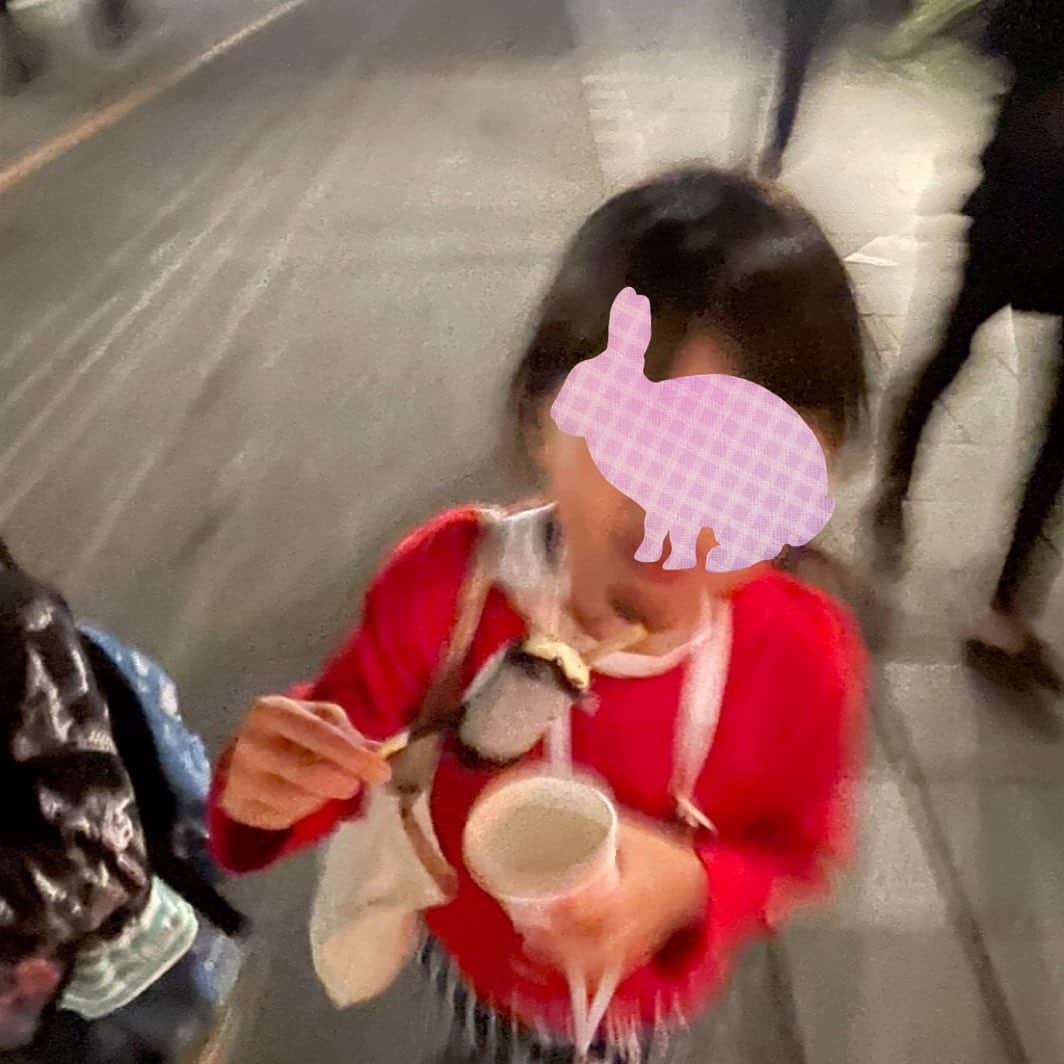 三浦奈保子さんのインスタグラム写真 - (三浦奈保子Instagram)「川越まつりに行ってきました！ 大好きな川越の 趣ある蔵造りの町並みに、 山車がたくさん❗️  そこかしこでの祭囃子や 迫力満点の たくさんの台数の山車など、 とても豪華絢爛でした✨✨✨  埼玉に引越してから 川越はもう何度も訪れていて 大好きな町になっています✨ 何度訪れても 歴史あると共に新しい魅力や感動がある 本当に素敵な町です！！  時の鐘の下で買った チョコバナナを食べ歩きしていたら、  すれ違う方が娘を見て 「あごにチョコバナナたくさん付けてて 可愛い☺️」と話していただいているのが 聞こえましたが、  これは三日前に転んでできた打ち身で チョコではないのです🤣🤣🍌  たしかにめちゃくちゃチョコ見えしますね🤣🤣  早く治りますように🙏  #川越まつり　#川越　 #子育て　#子育て日記　#子育てママ #小学生　#幼稚園 #子どもとお出かけ  #家族でお出かけ　#楽楽知育 #勉強　#子供の勉強　#小学生の学習　#学習 #お出かけスポット  #無料スポット #知育体験　#受験 #中学受験 #お出かけノート　#関東おすすめスポット　#自然体験 #中学受験2024年組 #中学受験2025年組 #中学受験2026年組 #中学受験2027年組 #中学受験2028年組」10月16日 14時37分 - miura_naoko_