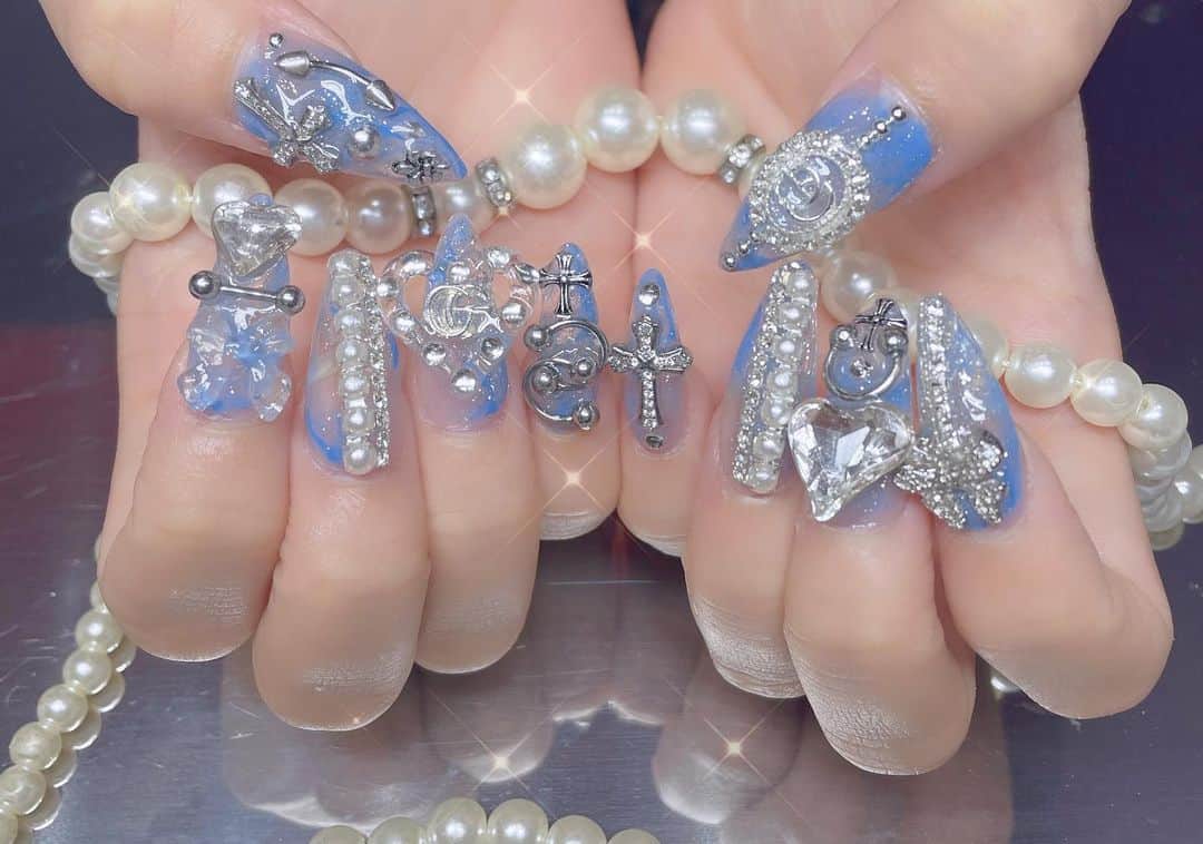 仮面ライアー217のインスタグラム：「💅 . . . ネイルマフィアさんでネイルしてきた〜！ 久々にブルー系🩵🤍 あんまりにかわい、、、担当はmyuさんですいつも人には話せない話ばっかしてほんとに楽しいです（笑） #ネイルマフィア渋谷  #nails  #newnails」