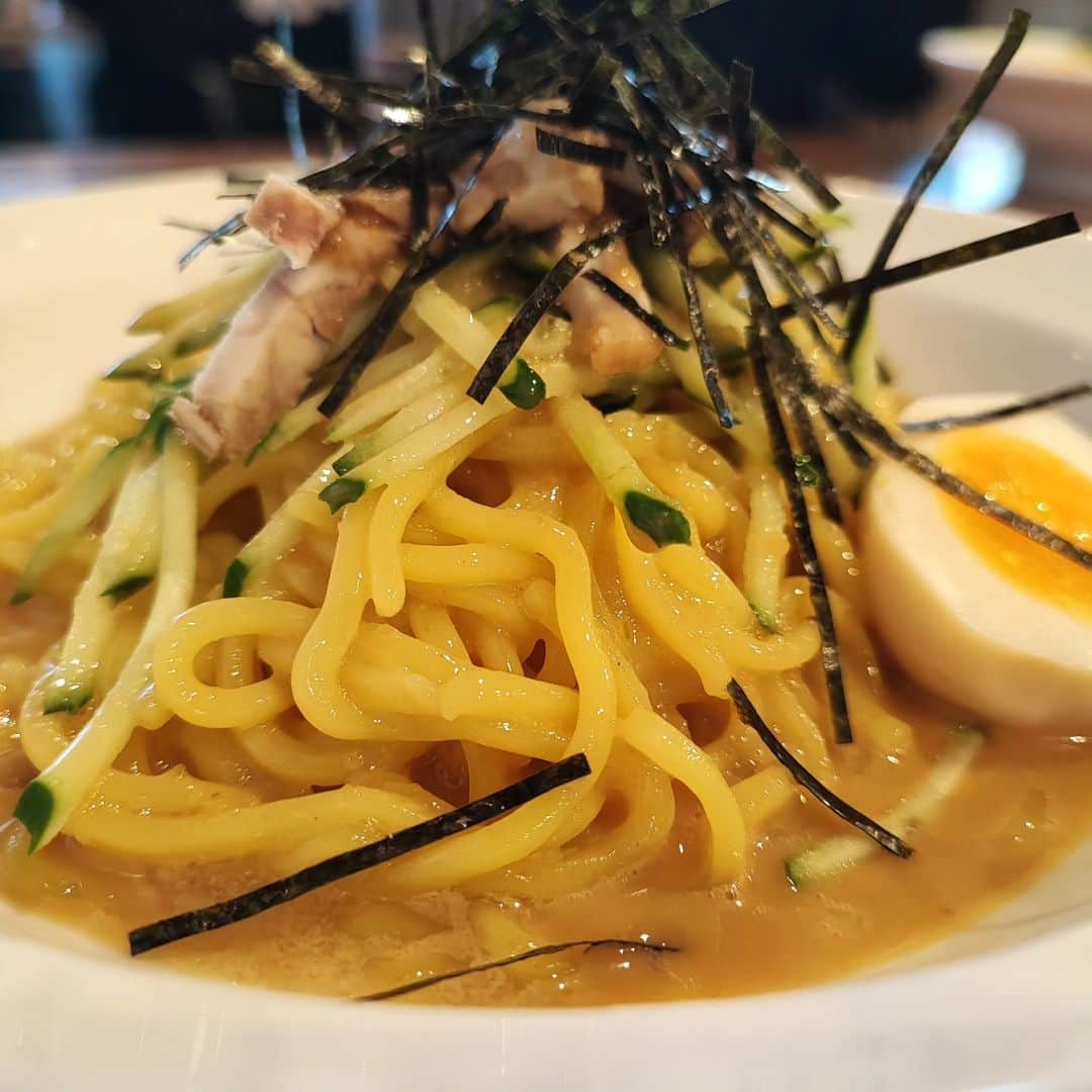 烏川耕一のインスタグラム：「そして昼飯🍴  アサヒ製麺の冷麺！ しばらくやってるみたい！  俺は冬でも食べたい！  なぜ焼肉屋の韓国冷麺は年中あるのに、中華系の冷麺は夏季限定なんだろう🤔いつも不思議に思う。俺は年中食べたいのに😤  俺がおかしいのかな？  #烏川耕一　#よしもと新喜劇　#ひょっとこ　#昼飯　#アサヒ製麺　#京都冷麺 　#年中食べたい」