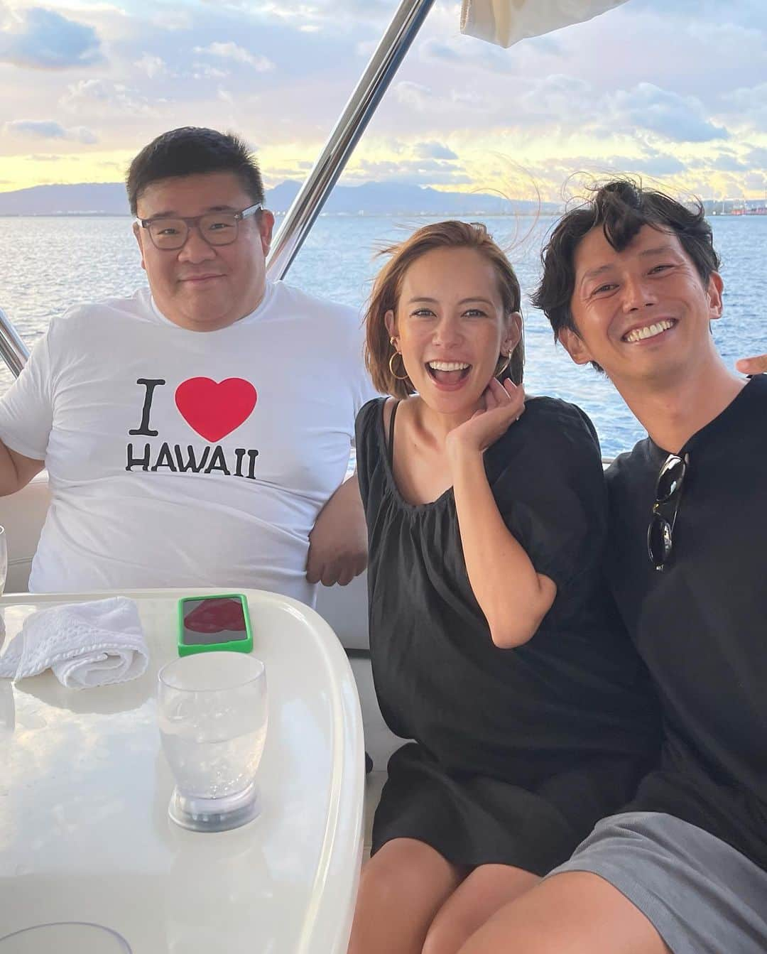 鮎河ナオミさんのインスタグラム写真 - (鮎河ナオミInstagram)「久しぶりに @captainbrucehawaii のクルーズ🛳️ 私がハワイに住んでいた時に働いてた会社のクルーズです！ お客さんとして乗るのは初めて😂❣️  キャプテンが『陣痛が来たらすぐに戻るから言ってねー』の一言で安心して楽しめました😂  素敵なサンセットが見れて最高に幸せ🙏❤️  お誘い頂いた　@runrunchunchun ありがとうございます🥹🙏  #captainbruce #sunset #sunsetcruise #hawaii」10月16日 14時55分 - naomiayukawa