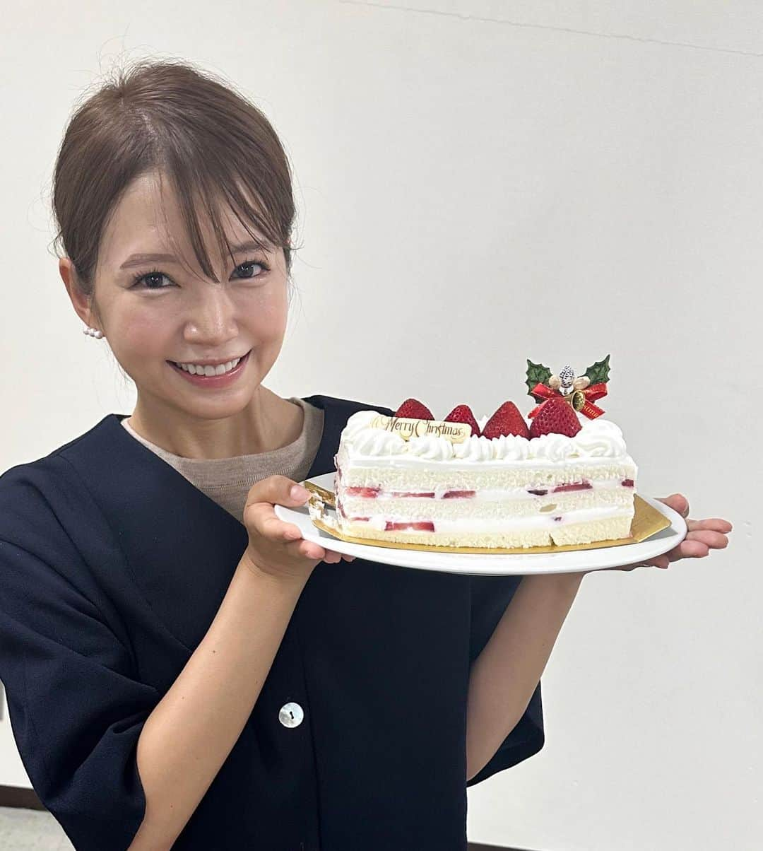 内山絵里加さんのインスタグラム写真 - (内山絵里加Instagram)「・ ・ 遠鉄ストアのクリスマスケーキ🎂 予約受付中です🫶 遠鉄ストアで静岡・浜松の名店の味 ホテルのケーキまで注文できちゃいます♥️ わたしが持っている いなさ牛乳を生地とクリームにたっぷり使った 真っ白なホワイトケーキもおすすめ🐄🥛 麹と米粉のチーズケーキも サンラファエルも、ホテルのケーキも.. 写真に載せきれないほど素敵なケーキが たくさんありますので ぜひ一度、注文サイトをご覧ください🫶 ・ オードブルやチキンも充実しているので、遠鉄ストアだけで楽しいクリスマスの準備が整っちゃいます！ 遠鉄ストアで、ハッピークリスマス🌲🦌♥️ ・ #クリスマス #クリスマスケーキ #PR #遠鉄ストア」10月16日 14時51分 - erika.uchiyama1129