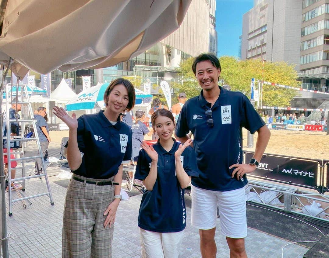 山田桃子さんのインスタグラム写真 - (山田桃子Instagram)「ビーチバレーボール実況🎤 .  マイナビジャパン ビーチバレーボールツアー2023 第8戦 グランフロント大阪大会❤️‍🔥  女子1回戦、準々決勝、準決勝、決勝と 3日間、計10試合の実況を 担当させて頂きました✨  今回は毎日、解説の方もかわり、 様々な視点からビーチバレーについて、 お話いただきました✨  女子決勝戦は、 浅尾美和さん、浦田聖子さんと 3人でお伝えしましたよ💓 ※YouTubeで見逃し配信あります！  そして！ グランフロント大阪大会2連覇✨ 橋本選手、村上選手ともパシャリ📸 おめでとうございます！  選手の皆さん、関係者の皆さま お疲れ様でした❤️‍🔥  そして、配信をご覧の皆さま、 ありがとうございました✨  . #ビーチバレーボール  #マイナビジャパンビーチバレーボールツアー  #グランフロント大阪 #橋本涼加 選手 #村上礼華 選手  #浅尾美和 さん #浦田聖子 さん #今井啓介 さん #川合庶 さん #牛尾正和 さん #解説  #フリーアナウンサー #実況  #山田桃子 @jva_beachvolley」10月16日 14時57分 - momomdoll