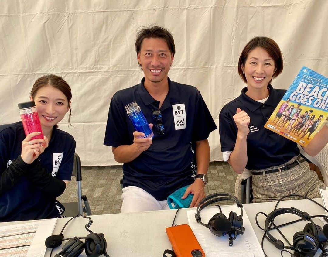 山田桃子さんのインスタグラム写真 - (山田桃子Instagram)「ビーチバレーボール実況🎤 .  マイナビジャパン ビーチバレーボールツアー2023 第8戦 グランフロント大阪大会❤️‍🔥  女子1回戦、準々決勝、準決勝、決勝と 3日間、計10試合の実況を 担当させて頂きました✨  今回は毎日、解説の方もかわり、 様々な視点からビーチバレーについて、 お話いただきました✨  女子決勝戦は、 浅尾美和さん、浦田聖子さんと 3人でお伝えしましたよ💓 ※YouTubeで見逃し配信あります！  そして！ グランフロント大阪大会2連覇✨ 橋本選手、村上選手ともパシャリ📸 おめでとうございます！  選手の皆さん、関係者の皆さま お疲れ様でした❤️‍🔥  そして、配信をご覧の皆さま、 ありがとうございました✨  . #ビーチバレーボール  #マイナビジャパンビーチバレーボールツアー  #グランフロント大阪 #橋本涼加 選手 #村上礼華 選手  #浅尾美和 さん #浦田聖子 さん #今井啓介 さん #川合庶 さん #牛尾正和 さん #解説  #フリーアナウンサー #実況  #山田桃子 @jva_beachvolley」10月16日 14時57分 - momomdoll