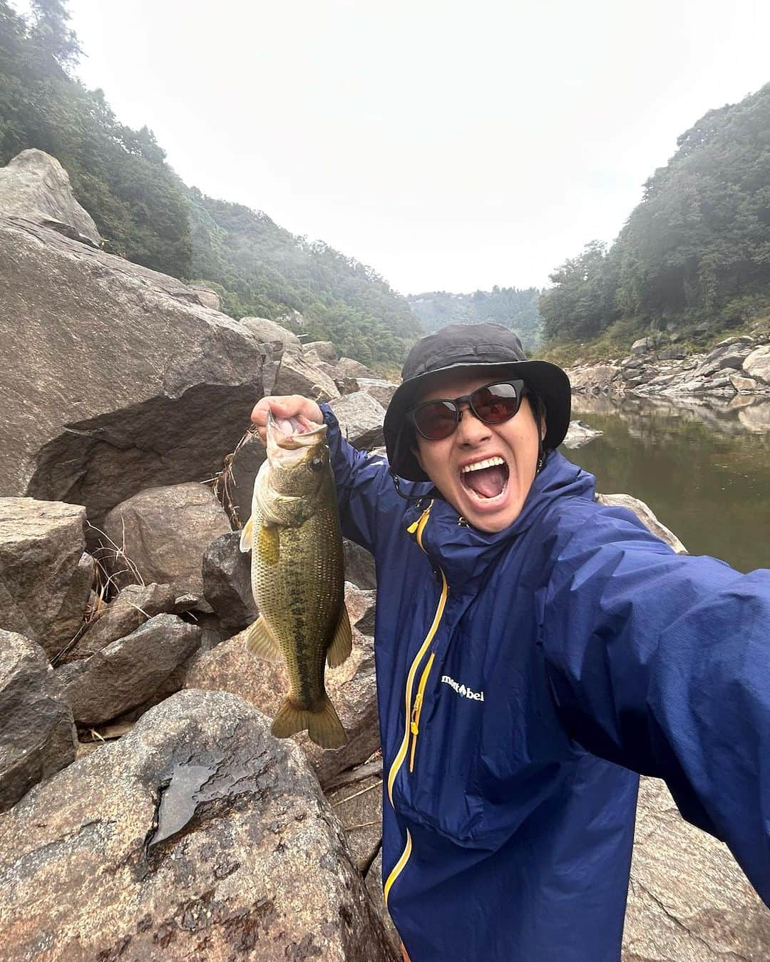 亜生さんのインスタグラム写真 - (亜生Instagram)「捕らえたぁー！確実に捕らえた！ 50upを2匹！！  魚が重たすぎて、釣り上げた時にダムの水位がちょっと下がってた。ほんまに。  みんなが知りたい情報載せとく！！ ブラックレーベルトラベルC73H-5 steez A KTFチューン バニッシュレボリューション16lb ベビーステルススイマー三原さんチューン（ヘビーウェイト）  #興奮しすぎてる #ほんまは走り回りたいぐらい喜びたいんですが #周りに他のアングラーの方もおられてたので #全身震えてた #狙い通りやったから #クタクタ」10月16日 14時58分 - aseihurricane