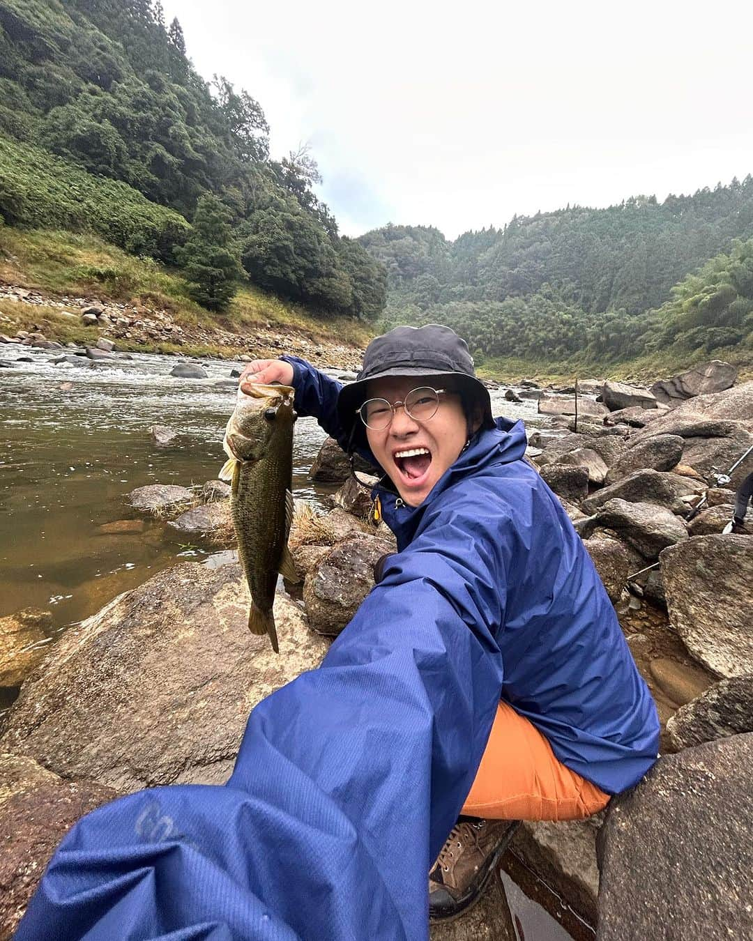 亜生さんのインスタグラム写真 - (亜生Instagram)「捕らえたぁー！確実に捕らえた！ 50upを2匹！！  魚が重たすぎて、釣り上げた時にダムの水位がちょっと下がってた。ほんまに。  みんなが知りたい情報載せとく！！ ブラックレーベルトラベルC73H-5 steez A KTFチューン バニッシュレボリューション16lb ベビーステルススイマー三原さんチューン（ヘビーウェイト）  #興奮しすぎてる #ほんまは走り回りたいぐらい喜びたいんですが #周りに他のアングラーの方もおられてたので #全身震えてた #狙い通りやったから #クタクタ」10月16日 14時58分 - aseihurricane