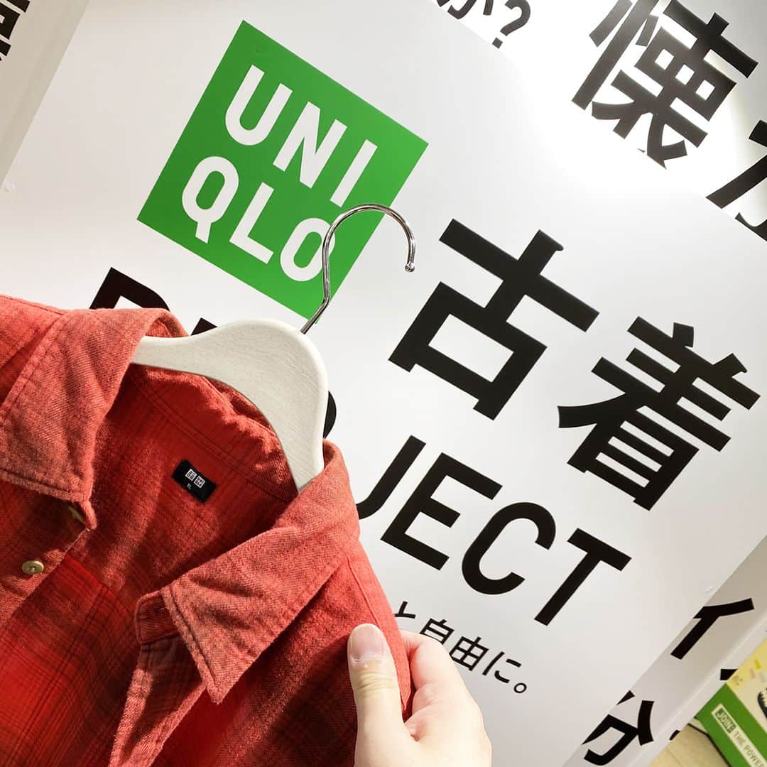 のインスタグラム：「【大人のユニクロ】10月22日まで開催。回収古着のリメイク販売「オールド・ユニクロ」を買ってみた！  SDGsに根差した「RE.UNIQLO」の一環として「UNIQLO 古着プロジェクト」が始動。10月11日(水)から22日(日)まで、回収したユニクロの古着を販売（一部リメイク）するポップアップを原宿店で開催中。編集部員の薬師神と北條も購入してみた！  記事の続きはWEB UOMOで https://www.webuomo.jp/fashion/337088/  #ユニクロ #REUNIQLO #古着  #uomo #uomo_magazine #webuomo」