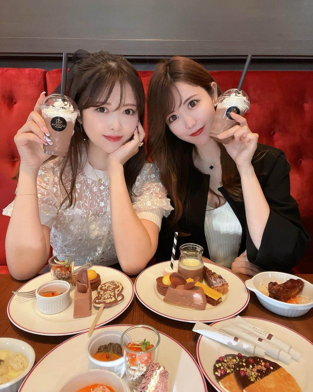 ayaさんのインスタグラム写真 - (ayaInstagram)「＼chocolate atelier／ ⁡ セントレジス大阪１階のフレンチレストラン 「ル ドール」にて9/15～11/2まで開催中の チョコレートアトリエ アフタヌーンブッフェ🍫 ⁡ @stregisosaka  ⁡ さつまいも🍠栗など秋の味覚を盛り込んだスイーツや カカオを調味料として使用したセイヴォリーなど30種以上に加えてホットセイヴォリー4種が楽しめます☺️❤︎ ⁡ ウェルカムドリンクはGODIVAのショコリキサー🥤 ミルクとダークの2種から選べたよ🤎 ⁡ 画家のアトリエをイメージしたスイーツたちが 色鮮やかでどれも美味しかった🎨👗 ⁡ 今回も女子会楽しかったなん☕️ ゆいぴありがと👭　@x.yui.yui.x  ⁡ 予約📞06-6105-5659(10:00 ～ 19:00) 大人1名6,500yen ⁡ #PR #大阪カフェ #大阪スイーツ #大阪ホテル#セントレジス#セントレジス大阪 #ホテルビュッフェ #ホテルランチ #ホテル女子会 #アフタヌーンティー」10月16日 15時02分 - aya.v_v.ka