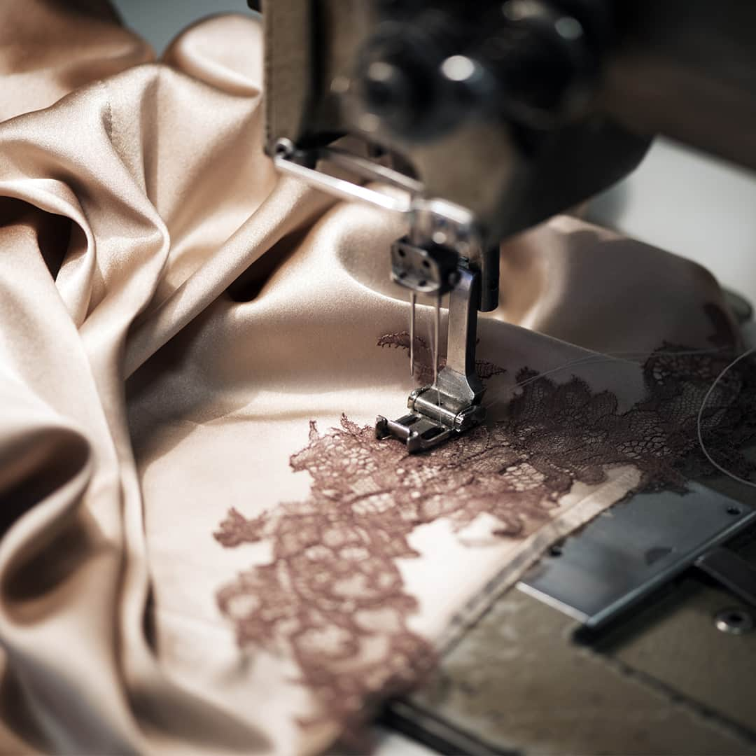 レジャビーのインスタグラム：「SAVOIR-FAIRE ⁣De la découpe délicate des matières au montage précis des créations, nos couturières corsetières préservent le savoir-faire de la Maison. - EXPERTISE AND INNOVATION From the delicate cutting of materials to the precise assembly of creations, our seamstresses preserve the House's expertise.   #MaisonLejaby #Lingerie #Underwear #Corseterie #WomanMaisonLejaby #LingerieHeritage #SavoirFaire #FrenchKnowHow」