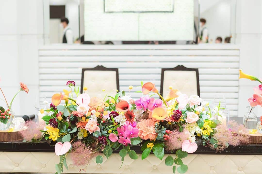 アルマリアンFUKUOKA　公式のインスタグラム：「=テーブル装花=  メインテーブルの高砂装花は使用するお花の種類やカラーによって会場の雰囲気をパッと華やかにしてくれます💐」