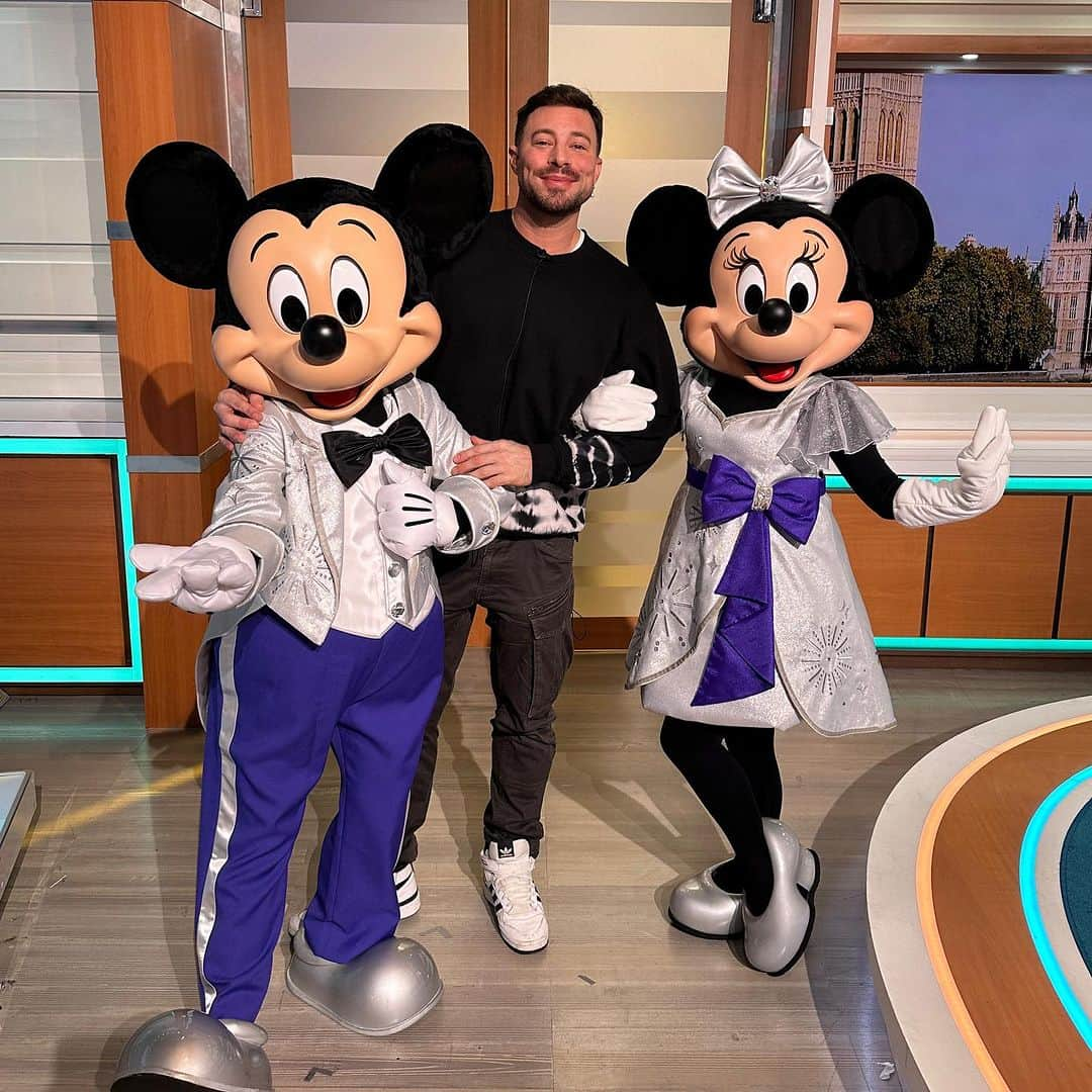 ダンカン・ジェイムスさんのインスタグラム写真 - (ダンカン・ジェイムスInstagram)「Got some very special guests on @gmb today! Tune in at 7:40am ❤️ @disney」10月16日 15時09分 - mrduncanjames