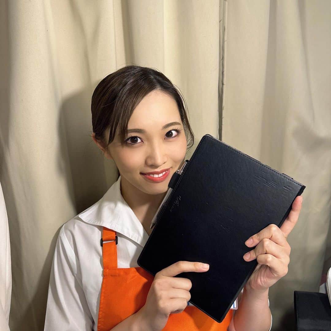 のインスタグラム：「🛒AAA  「stranger-よそ者-」全公演終了しました！ 毎公演沢山のお客様にご観劇頂けて、本当に感謝の気持ちでいっぱいです😌 キャストのみなさんが本当に本当にお優しくて、ボケボケな私を笑って下さり沢山助けて頂き本当にたーのしかった！！！  なんだか、昨日でもうみなさんと会えなくなるんだって凄く不思議な気持ち。寂しいけど、私も次に向かって頑張ります🤭  終演後は胸が苦しくなるほど大爆笑したのが最高すぎて、今もなお思い出し笑いが凄いです…  #ストレンジャー #１枚目は自撮りが下手な私を見兼ねてななちゃんが撮ってくれた #ななちゃんとずっと一緒で嬉しかった #八百屋マーケット坊ちゃん #王国👸 #happy」