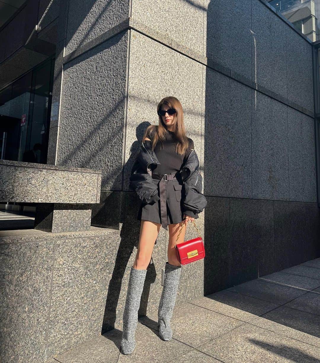 マギーのインスタグラム：「今日のしふく  ヨーロッパ行く前に買っていたブーツをおろせた〜かわいい〜😍☺️🥰 最近は夜になるとぐっと冷えるから、 暖かめなお洋服着るようにしてる！ みんなも体調気をつけてね〜🫶  Boots @coperni  Bag @jimmychoo  Jacket @ambush_official  Knit @coel.official」