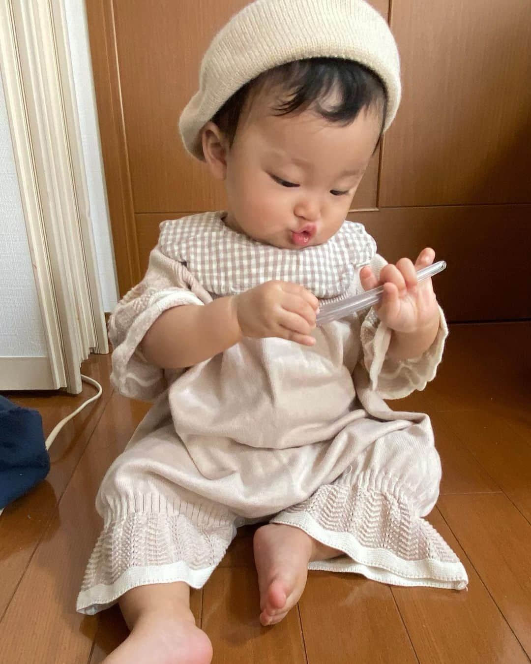 宮原幸恵さんのインスタグラム写真 - (宮原幸恵Instagram)「バースデー旅行👶🏻🎶  ついに１歳になったモチモチ👏 連休をとって 家族旅行に行って来たよ❤️  お散歩できるくらい 歩けるようになってからは 初めての旅行だね✨  テトテト ヨチヨチ歩く姿が たまらなく可愛いので 備忘録投稿🥰📝  ４枚目の動画は 甘酒持ちながら おやつの鰹節をねだってる👶🏻🐶笑  渋くない？？？笑  一瞬一瞬 すべてが愛おしいなぁ☺️💓  #家族旅行 #ファーストアニバーサリー #界仙石原  #♨️」10月16日 15時13分 - yu.ki.0117