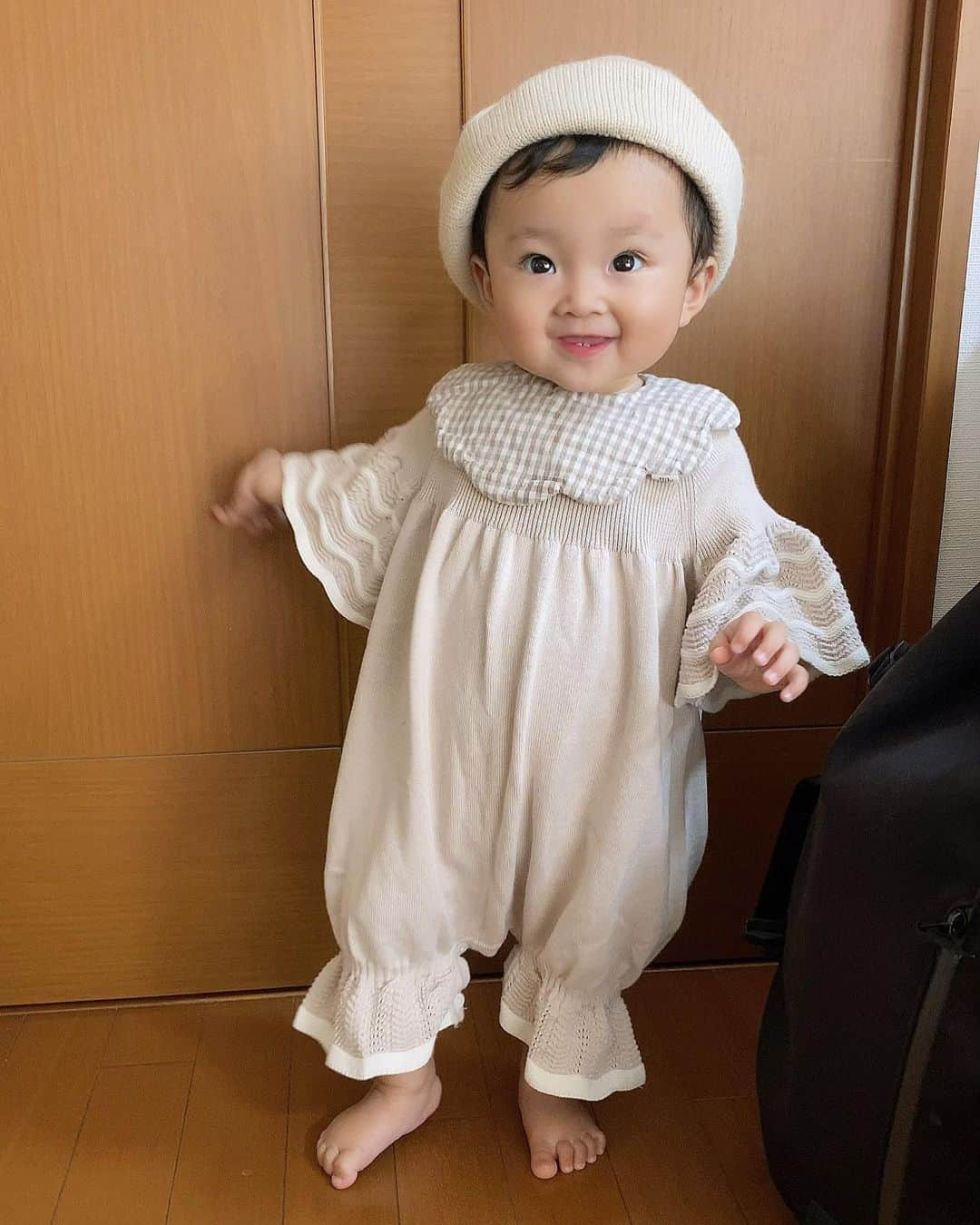 宮原幸恵さんのインスタグラム写真 - (宮原幸恵Instagram)「バースデー旅行👶🏻🎶  ついに１歳になったモチモチ👏 連休をとって 家族旅行に行って来たよ❤️  お散歩できるくらい 歩けるようになってからは 初めての旅行だね✨  テトテト ヨチヨチ歩く姿が たまらなく可愛いので 備忘録投稿🥰📝  ４枚目の動画は 甘酒持ちながら おやつの鰹節をねだってる👶🏻🐶笑  渋くない？？？笑  一瞬一瞬 すべてが愛おしいなぁ☺️💓  #家族旅行 #ファーストアニバーサリー #界仙石原  #♨️」10月16日 15時13分 - yu.ki.0117