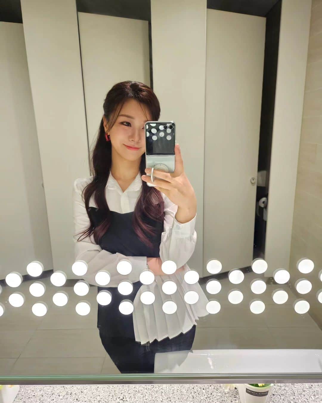 キム・スヒョンのインスタグラム：「아이온의 북두의 권과의 콜라보레이션 소식을 전하기 위해서 여러가지 컨셉으로 촬영했던 날🎥  어마어마한 장비들을 세팅하고 철수하고 세팅하고.. 다들 넘 고생하셨다ㅠㅠ 짧은 3꼭지 촬영에 10시간 정도 걸렸는데 영화 드라마 촬영은 도대체 어떻게 하는 것 일까... 왜 밤샘한다고 하는지 알겠다😅  완전 겜덕 유민상님과도 2018년쯤에 예능 중계함께했었는데,  너무너무 오랜만에 만나서 반가웠다🤗」