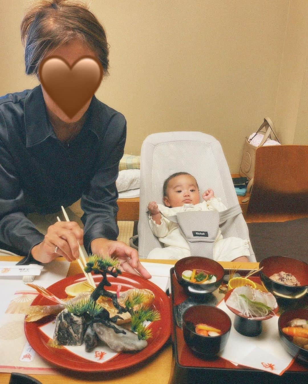 高橋菜生さんのインスタグラム写真 - (高橋菜生Instagram)「. 週末は家族みんなでお宮参りとお食い初めに 終始大人しくてお利口さんでした👶🏻 ずっと起きてたのにみんなで写真撮る時だけ寝ちゃった笑  #お宮参り #お食い初め #令和5年ベビー」10月16日 15時16分 - nao1118takahashi