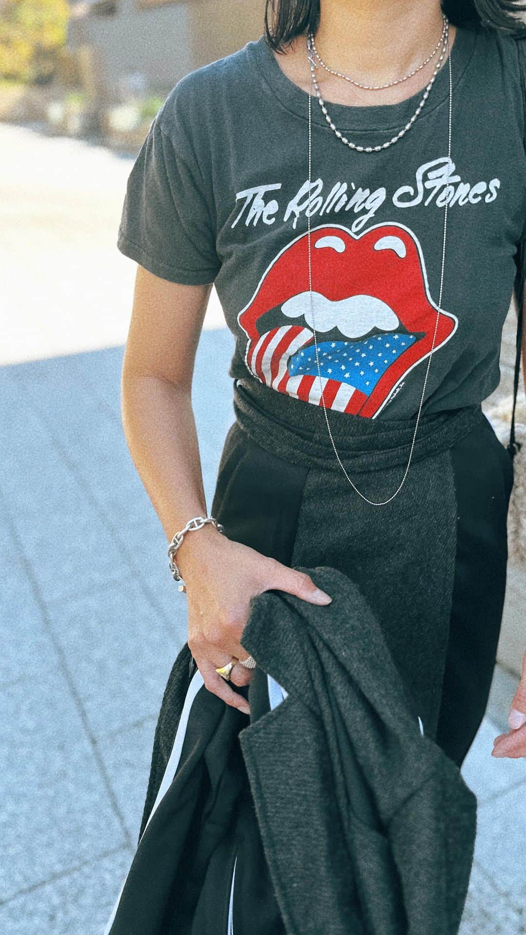 のインスタグラム：「サンプルが上がってきた時から絶対セットアップで着たかったSPOTYシリーズ。 いわゆるテーラードJKよりラフに着られてシワも気にせず扱えるのが私には向いている😙 プリントTのプリントが隠れちゃうくらいハイウェスト気味に着て靴下合わせが好き♡ #fashion #style #ootd #outfits #herfee #vintagerocktee」