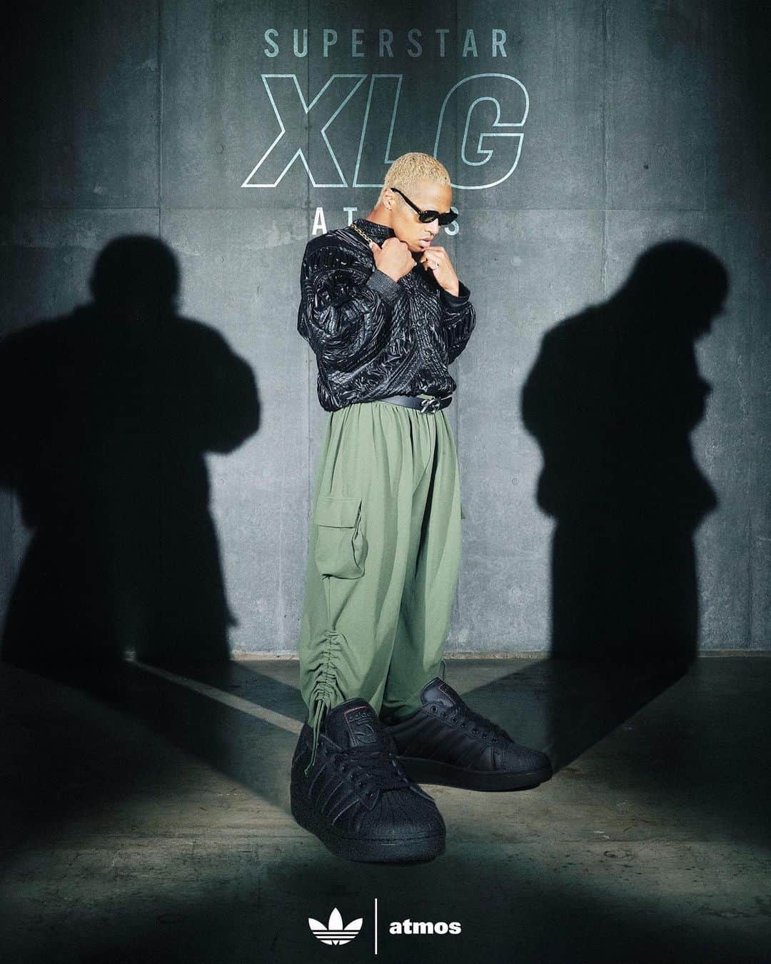 アトモスのインスタグラム：「. SUPERSTAR XLG atmos  今回登場するatmos別注モデルは「SUPERSTAR XLG」にレッドのステッチでアクセントを加え、アッパーやシュータンのパッドを増量するなどシルエットを全体的にファットにアレンジした『SUPERSTAR XLG atmos』。 ボリューム感たっぷりのアウトソールと革新的なビックシェルトを採用し、快適な履き心地を兼ね備えたレザーアッパーとEVAソックライナーを加えオリジナルのアップデート。 オールブラックで統一したボディに、レッドのステッチでアクセントを加え、更にアッパーやシュータンのパッドを増量し別注モデルならではのファットでボリューミーなアレンジを加えたシルエットに。atmosならではの拘りを詰め込んだ『SUPERSTAR XLG』となっております。 本商品は現在atmosオンラインにて抽選受付中。 2023年10月21日(土)よりatmos各店(一部店舗除く)、atmosオンラインにて発売致します。  The atmos bespoke model that will be released this time is the SUPERSTAR XLG atmos, which has an overall fatter silhouette, with red stitching added to the SUPERSTAR XLG, and increased padding on the upper and tongue. An updated version of the original with a voluminous outsole and innovative big shell, plus a comfortable leather upper and EVA sockliner. The all-black body is accented with red stitching, and the padding on the upper and tongue has been increased to create a silhouette with a fat and voluminous arrangement that is unique to a bespoke model. "SUPERSTAR XLG" is packed with the attention to detail that is unique to atmos. This product is currently available for lottery at atmos online. It will be on sale at atmos stores (excluding some stores) and atmos online from Saturday, October 21, 2023.  #atmos #adidas #superstarxlg」