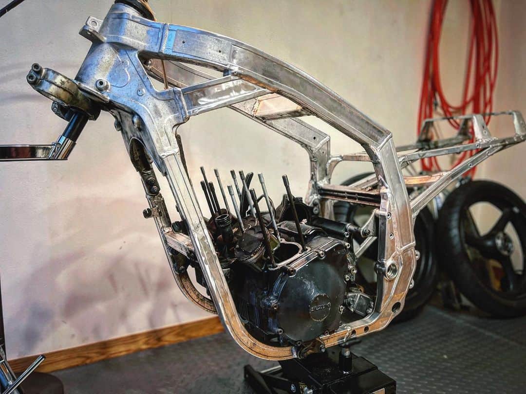 のインスタグラム：「腰下だけだと軽いから下ろしやすい  毎日健康レストア  #gsxr1100 #油冷エンジン  #gu74b #バイクレストア中」