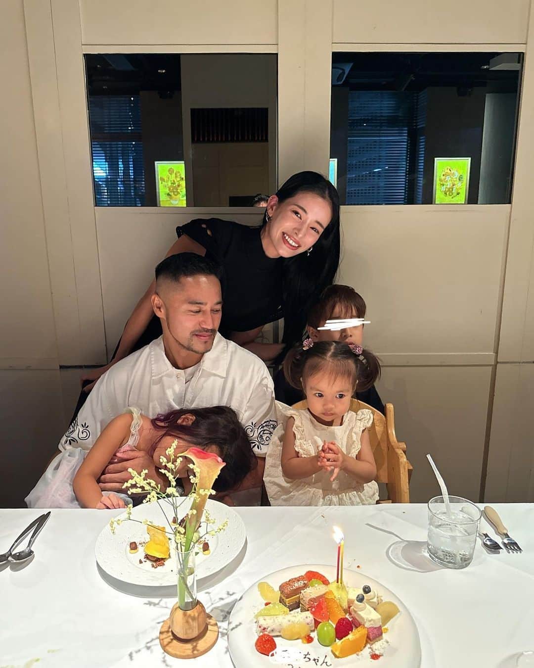 尾崎紗代子さんのインスタグラム写真 - (尾崎紗代子Instagram)「. 皆様、youtubeの方でも 沢山のコメントやいいねなどありがとうございます☺️ 今回のトラブルで夫の心配も頂いておりますが ご覧の通り、今は元気です🙋 日本帰ってきてからも術後感染症起こしたりしてて 10kg痩せたらしい😂 踏んだり蹴ったり😂  そんなわけで今週も引き続きトラブル動画を お送りしていくのでosayotubeを 何卒よろしくお願いいたします〜。  写真はいつもの青山Casitaで 次女の誕生日祝いしたときのやつ☺️ #momlife #mommylife #mommy  #育児 #ママライフ  #6歳 #4歳 #２歳 #motherof3 #motherhood  #family #familyphoto  #3人育児  #3児のママ #3児ママ  #familytime  #5人家族 #familyphotograhy #familyfirst」10月16日 19時00分 - osayo_osayo