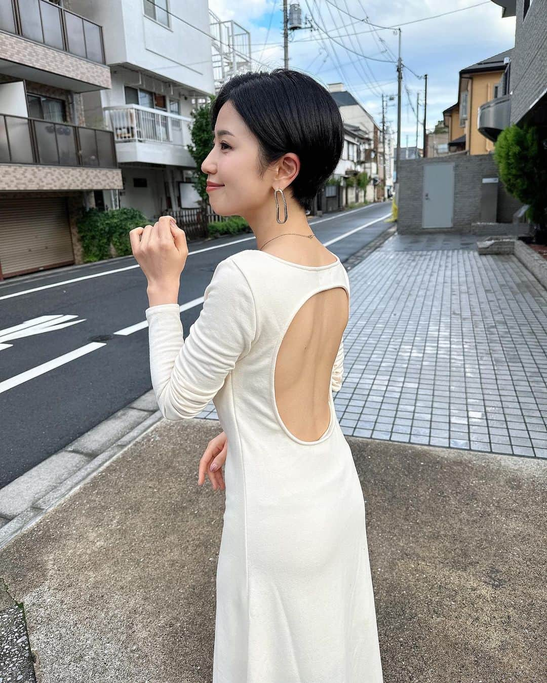 小池美由さんのインスタグラム写真 - (小池美由Instagram)「このワンピースはシンプルながら 背中バァァーン！ってあいてて お気に入りです☺️💛  とても大人にデザイン🐅  生地もふかふかで着心地はつぐんです🍁  そして、この日は大好きなPMJL最終日でした🥺⚡️ PUBG Mobile Japan Leagueです！  seasonを重ねる毎に 試合内容のクオリティがどんどん上がって 選手に姿に感動する😭  今年も終わっちゃって寂しい  世界大会や韓国戦を 楽しみに生きます🙏  #3枚目オフショット 連続で撮るとこういうの撮れます 瞼どうなってんのか心配です🫤」10月16日 15時32分 - kkkkkoike