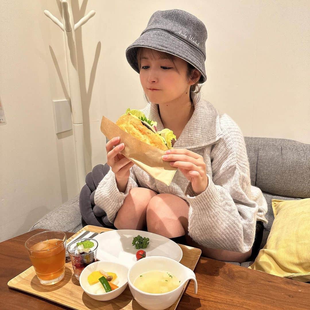 佐倉みきさんのインスタグラム写真 - (佐倉みきInstagram)「健康的なランチ食べた日🍴  @cocodetea  さんで☺︎ 鮭サンド、めっちゃ美味しかった〜！  自家製ピクルスや、スープなど 普段意識してないと野菜不足になりがちなので有難いです〜！🥒  そして服装が完全に秋モードになりました🍂ニットの季節🧶  PR @cocodetea #cocodetea #鯖サンド #大塚グルメ #大塚ランチ #大塚カフェ #池袋カフェ #池袋ランチ #大塚駅」10月16日 15時35分 - sakura_miki96