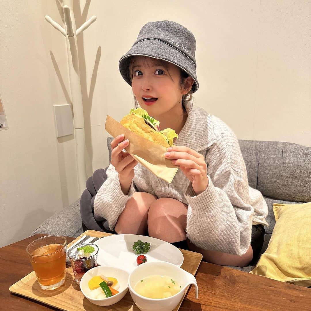 佐倉みきさんのインスタグラム写真 - (佐倉みきInstagram)「健康的なランチ食べた日🍴  @cocodetea  さんで☺︎ 鮭サンド、めっちゃ美味しかった〜！  自家製ピクルスや、スープなど 普段意識してないと野菜不足になりがちなので有難いです〜！🥒  そして服装が完全に秋モードになりました🍂ニットの季節🧶  PR @cocodetea #cocodetea #鯖サンド #大塚グルメ #大塚ランチ #大塚カフェ #池袋カフェ #池袋ランチ #大塚駅」10月16日 15時35分 - sakura_miki96