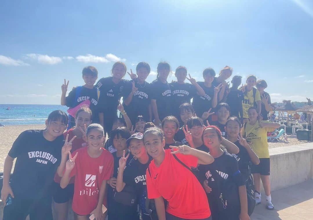 岩渕真奈さんのインスタグラム写真 - (岩渕真奈Instagram)「⚽️👧🏻🇪🇸🇯🇵 ⁡ 長くなります…🙇 ⁡ EastMallorcaGirlsCup 2023 ⁡ 「夢を持ってる子供達に 世界のサッカーを知ってもらいたい」 「なんでもいいから何かを感じてもらいたい」 ⁡ という想いからアンバサダーとして関わらせてもらっているこの活動。今年は一緒に帯同させていただきました🇪🇸⚽️ ⁡ 日本全国から、また助っ人としてマヨルカの現地の選手たちが集合し即席チームで6日間⚽️🏖️🛍️🏓🍴🏨 ⁡ バルセロナ🇪🇸 レアルマドリード🇪🇸 アトレティコマドリード ビジャレアル🇪🇸 パリサンジェルマン🇫🇷 ハンマルビー🇸🇪 など その他にもノルウェー🇳🇴やフィンランド🇫🇮など プロの世界でも実力があるチームの下部組織も出場。 ⁡ 最初はバラバラで元気がなかったチームも６日間で明るく元気にチームらしくなっていきました。 U12は競合チームと並びベスト4に進むなどU12U14共に、1日1日逞しくなって成長していく姿が本当に楽しく嬉しかったです。 ⁡ 私自身も久しぶりに勝負に一喜一憂し準決勝でバルセロナに0-7で負けた時は外からどうしようも出来ない事が半端じゃなく悔しく……… 選手の時よりも悔しかったかもしれないです。 いつか、バルサに勝ちたいなーなんて思ったり。笑 ⁡ バルセロナと闘えた選手達は大敗し試合後涙を流しながらも翌日「楽しかった」と言ってくれました。 悔しい、楽しい、この大会で得た全ての経験を これからも続く人生に活かしていって欲しいです。 ⁡ そして今年はU12&14&16 全カテゴリーでバルセロナが優勝🏆 ⁡ W杯で優勝したスペインも ヨーロッパの強豪バルセロナも きっとこれからも強いと思います。 ⁡ 身体能力に加えサッカーを知っているなと🧠 ⁡ だせる、とめれる、はこべる、やめれる、 闘える、継続できる、修正できる、共有できる。 ⁡ 7人制のU12の選手が 空間を共有できているのには少し衝撃を受けました。 ⁡ 参加してくれた選手達 それを後押ししてくれた家族、関係者のみなさん 素敵な素晴らしい機会を提供してくれた サポートしてくれた皆さんありがとうございました。  ⁡  あと久しぶりに感じた感覚を少しだけ🤏 ⁡ みんなで戦う本気の勝負はやっぱり楽しいですね！ サッカー最高だ😮‍💨❤️⚽️✨  ロベカルとも📸🇧🇷うれしっ！！ ⁡ ⁡ #Eastmallorcagirlscup #女子サッカー ⁡」10月16日 15時36分 - iwabuchi.m_jp