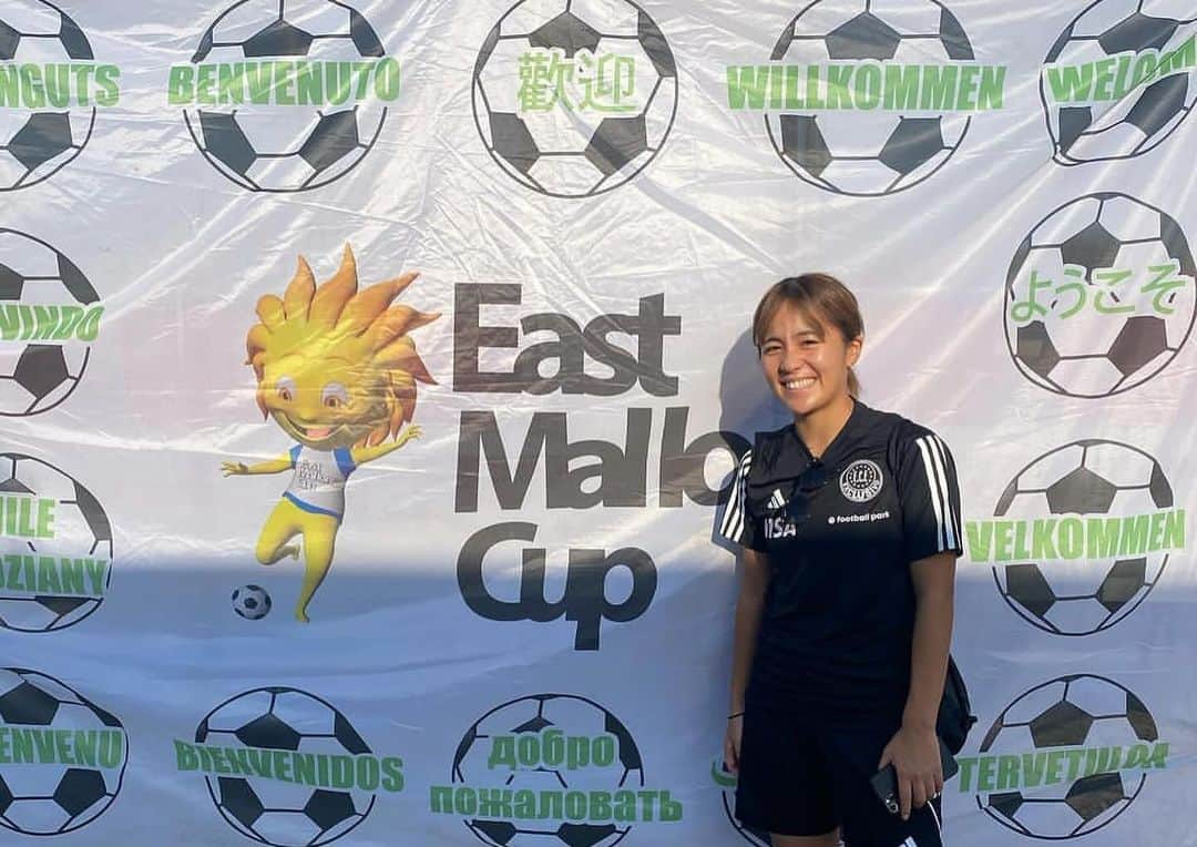 岩渕真奈さんのインスタグラム写真 - (岩渕真奈Instagram)「⚽️👧🏻🇪🇸🇯🇵 ⁡ 長くなります…🙇 ⁡ EastMallorcaGirlsCup 2023 ⁡ 「夢を持ってる子供達に 世界のサッカーを知ってもらいたい」 「なんでもいいから何かを感じてもらいたい」 ⁡ という想いからアンバサダーとして関わらせてもらっているこの活動。今年は一緒に帯同させていただきました🇪🇸⚽️ ⁡ 日本全国から、また助っ人としてマヨルカの現地の選手たちが集合し即席チームで6日間⚽️🏖️🛍️🏓🍴🏨 ⁡ バルセロナ🇪🇸 レアルマドリード🇪🇸 アトレティコマドリード ビジャレアル🇪🇸 パリサンジェルマン🇫🇷 ハンマルビー🇸🇪 など その他にもノルウェー🇳🇴やフィンランド🇫🇮など プロの世界でも実力があるチームの下部組織も出場。 ⁡ 最初はバラバラで元気がなかったチームも６日間で明るく元気にチームらしくなっていきました。 U12は競合チームと並びベスト4に進むなどU12U14共に、1日1日逞しくなって成長していく姿が本当に楽しく嬉しかったです。 ⁡ 私自身も久しぶりに勝負に一喜一憂し準決勝でバルセロナに0-7で負けた時は外からどうしようも出来ない事が半端じゃなく悔しく……… 選手の時よりも悔しかったかもしれないです。 いつか、バルサに勝ちたいなーなんて思ったり。笑 ⁡ バルセロナと闘えた選手達は大敗し試合後涙を流しながらも翌日「楽しかった」と言ってくれました。 悔しい、楽しい、この大会で得た全ての経験を これからも続く人生に活かしていって欲しいです。 ⁡ そして今年はU12&14&16 全カテゴリーでバルセロナが優勝🏆 ⁡ W杯で優勝したスペインも ヨーロッパの強豪バルセロナも きっとこれからも強いと思います。 ⁡ 身体能力に加えサッカーを知っているなと🧠 ⁡ だせる、とめれる、はこべる、やめれる、 闘える、継続できる、修正できる、共有できる。 ⁡ 7人制のU12の選手が 空間を共有できているのには少し衝撃を受けました。 ⁡ 参加してくれた選手達 それを後押ししてくれた家族、関係者のみなさん 素敵な素晴らしい機会を提供してくれた サポートしてくれた皆さんありがとうございました。  ⁡  あと久しぶりに感じた感覚を少しだけ🤏 ⁡ みんなで戦う本気の勝負はやっぱり楽しいですね！ サッカー最高だ😮‍💨❤️⚽️✨  ロベカルとも📸🇧🇷うれしっ！！ ⁡ ⁡ #Eastmallorcagirlscup #女子サッカー ⁡」10月16日 15時36分 - iwabuchi.m_jp