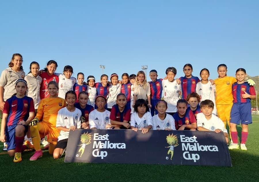 岩渕真奈のインスタグラム：「⚽️👧🏻🇪🇸🇯🇵 ⁡ 長くなります…🙇 ⁡ EastMallorcaGirlsCup 2023 ⁡ 「夢を持ってる子供達に 世界のサッカーを知ってもらいたい」 「なんでもいいから何かを感じてもらいたい」 ⁡ という想いからアンバサダーとして関わらせてもらっているこの活動。今年は一緒に帯同させていただきました🇪🇸⚽️ ⁡ 日本全国から、また助っ人としてマヨルカの現地の選手たちが集合し即席チームで6日間⚽️🏖️🛍️🏓🍴🏨 ⁡ バルセロナ🇪🇸 レアルマドリード🇪🇸 アトレティコマドリード ビジャレアル🇪🇸 パリサンジェルマン🇫🇷 ハンマルビー🇸🇪 など その他にもノルウェー🇳🇴やフィンランド🇫🇮など プロの世界でも実力があるチームの下部組織も出場。 ⁡ 最初はバラバラで元気がなかったチームも６日間で明るく元気にチームらしくなっていきました。 U12は競合チームと並びベスト4に進むなどU12U14共に、1日1日逞しくなって成長していく姿が本当に楽しく嬉しかったです。 ⁡ 私自身も久しぶりに勝負に一喜一憂し準決勝でバルセロナに0-7で負けた時は外からどうしようも出来ない事が半端じゃなく悔しく……… 選手の時よりも悔しかったかもしれないです。 いつか、バルサに勝ちたいなーなんて思ったり。笑 ⁡ バルセロナと闘えた選手達は大敗し試合後涙を流しながらも翌日「楽しかった」と言ってくれました。 悔しい、楽しい、この大会で得た全ての経験を これからも続く人生に活かしていって欲しいです。 ⁡ そして今年はU12&14&16 全カテゴリーでバルセロナが優勝🏆 ⁡ W杯で優勝したスペインも ヨーロッパの強豪バルセロナも きっとこれからも強いと思います。 ⁡ 身体能力に加えサッカーを知っているなと🧠 ⁡ だせる、とめれる、はこべる、やめれる、 闘える、継続できる、修正できる、共有できる。 ⁡ 7人制のU12の選手が 空間を共有できているのには少し衝撃を受けました。 ⁡ 参加してくれた選手達 それを後押ししてくれた家族、関係者のみなさん 素敵な素晴らしい機会を提供してくれた サポートしてくれた皆さんありがとうございました。  ⁡  あと久しぶりに感じた感覚を少しだけ🤏 ⁡ みんなで戦う本気の勝負はやっぱり楽しいですね！ サッカー最高だ😮‍💨❤️⚽️✨  ロベカルとも📸🇧🇷うれしっ！！ ⁡ ⁡ #Eastmallorcagirlscup #女子サッカー ⁡」