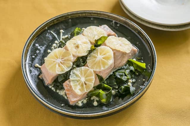 暮らし上手のインスタグラム：「今日の晩ごはんに『鮭とワカメのレモン蒸し』はいかがですか？  塩山奈央さんの『鮭とワカメのレモン蒸し』は、旬の鮭をワカメとレモンと一緒に蒸し上げた軽やかなひと品。シンプルな料理ながらワカメとレモンの香りで豊かな味わいに。魚焼きグリルでも同様に作れます。  ------------------------------ 調理時間：20分（時短）  材料 （ 2人分 ） 生鮭の切り身 …２切れ 生ワカメ …60ｇ レモン …１個 えのき …1/2パック（80ｇ） 酒 …小さじ２ 塩 …小さじ1/4  ------------------------------  レシピの詳細はプロフィールリンクから！  #Kurashi #暮らし上手 #晩ごはん #レシピ #簡単レシピ」